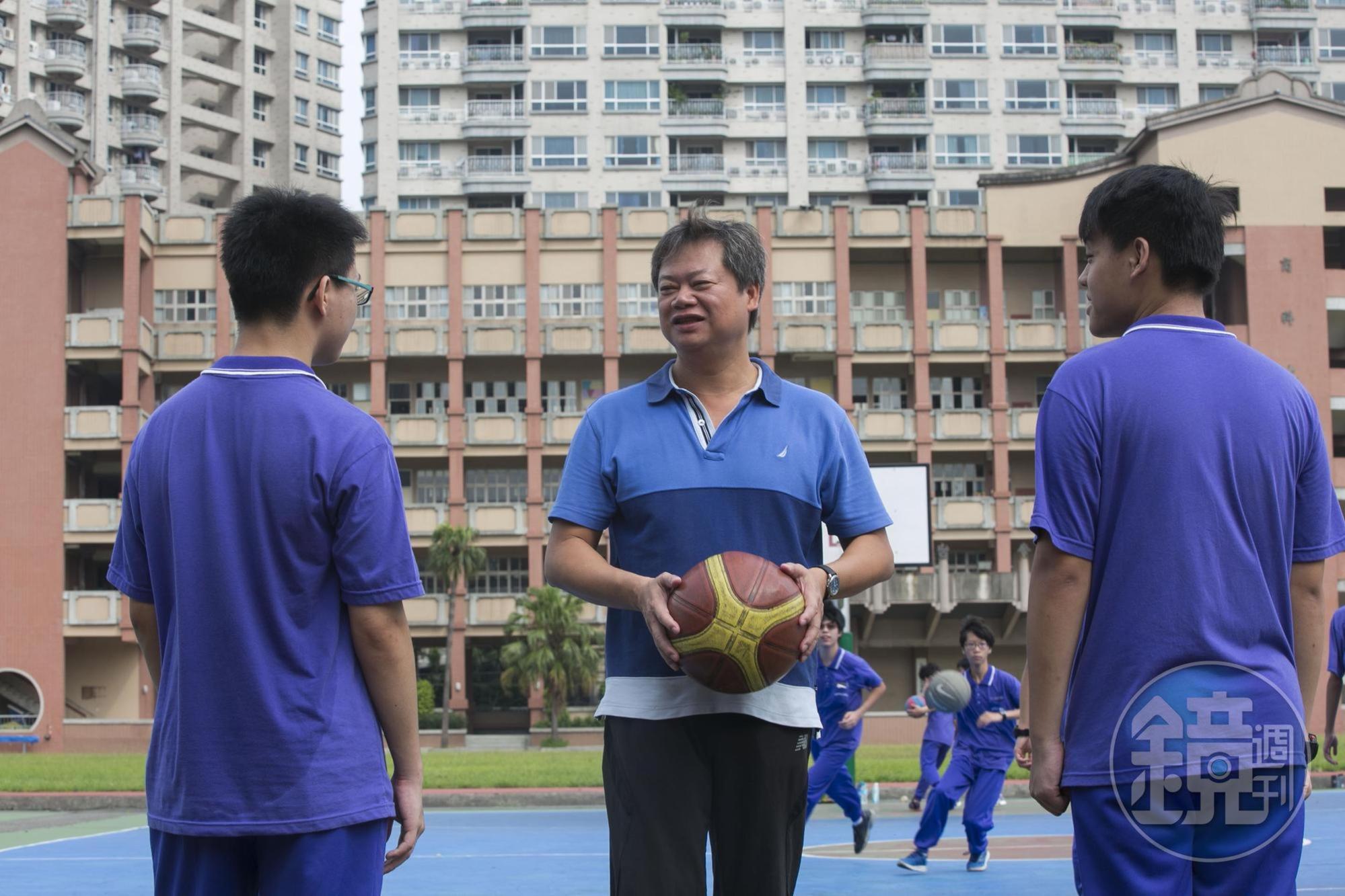 「我就是布一個500張的局，將來安穩領股利。」不敗教主陳重銘分享。