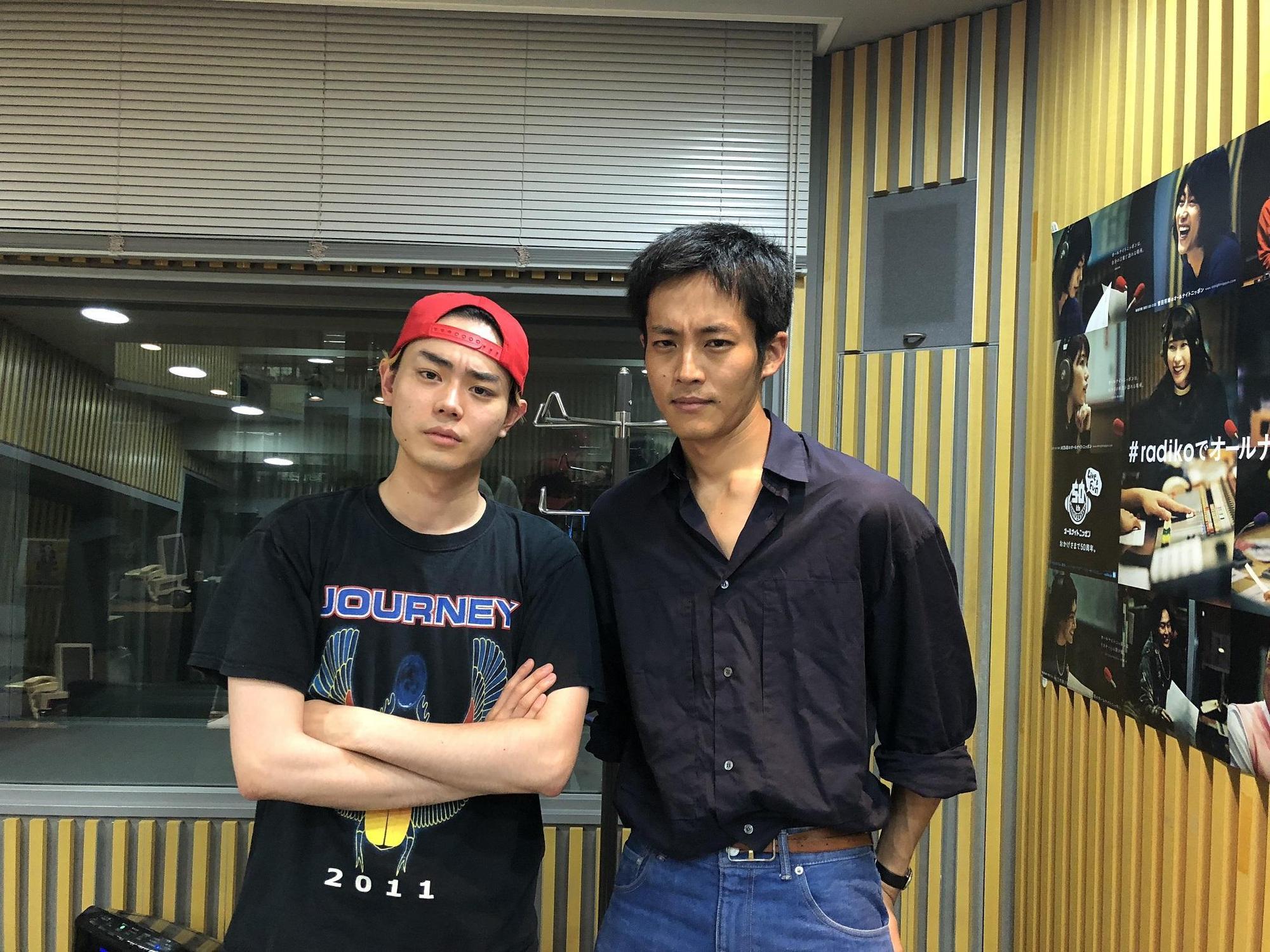 菅田將暉確診新冠肺炎,好友松坂桃李(右)為他救火主持電台節目。(翻攝菅田將暉的All Night Nippon推特)