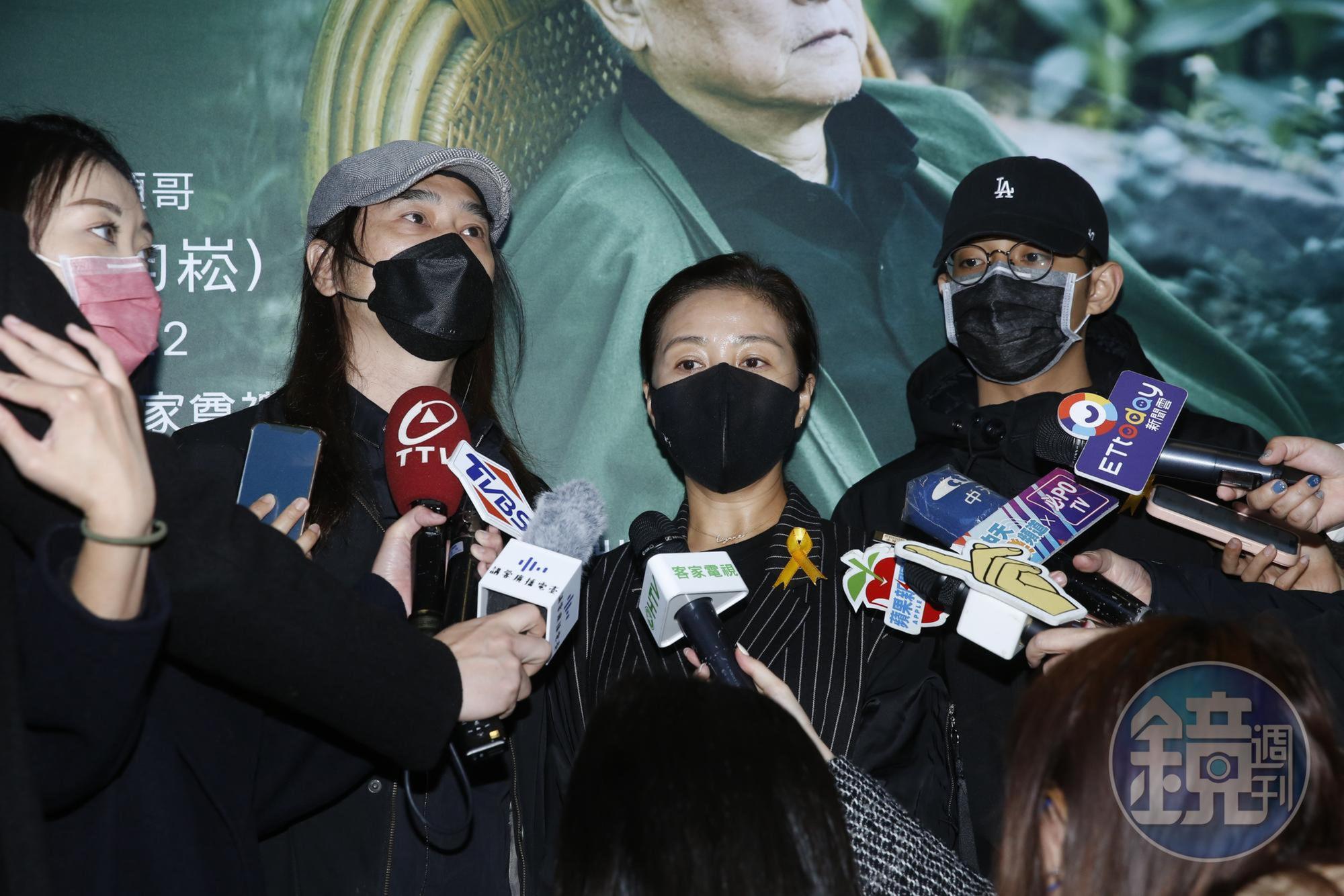 客家電視台《大崎下》導演李鼎、演員方文琳和徐韜到唐川告別式致意。