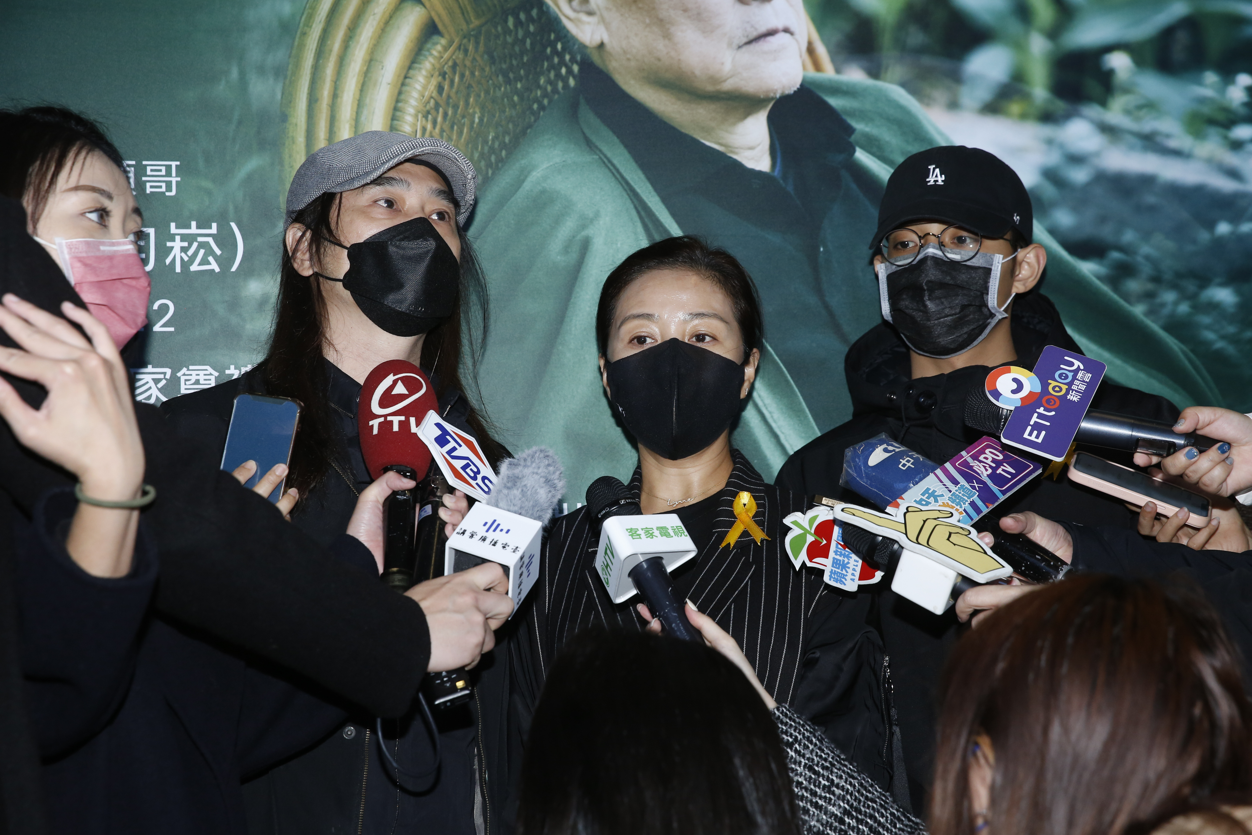 客家電視台《大崎下》導演李鼎、演員方文琳和徐韜到唐川告別式致意。