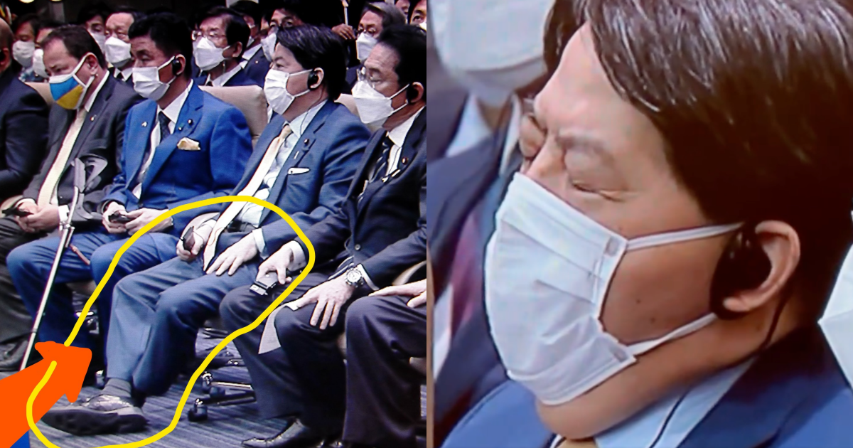 日本外務大臣林芳正在聽烏克蘭總統澤倫斯基演說時打哈欠、坐姿放鬆，被網友痛批是「日本之恥」。（翻攝自推特）