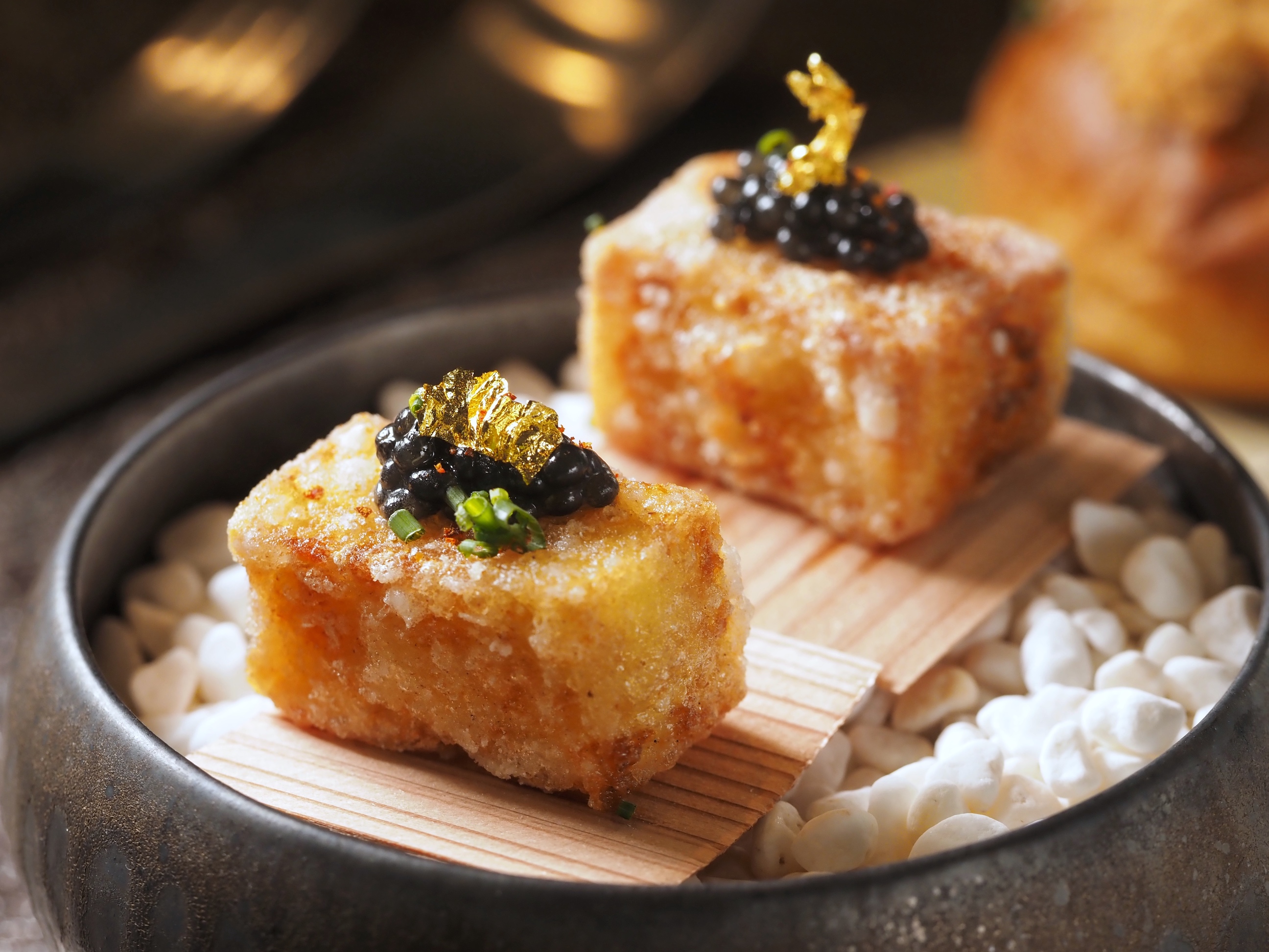 「糕渣」以旗魚漿為底，搭上台灣鱘龍魚子醬，帶出魚類特有的旨味。（「拆解夜市」套餐內容）