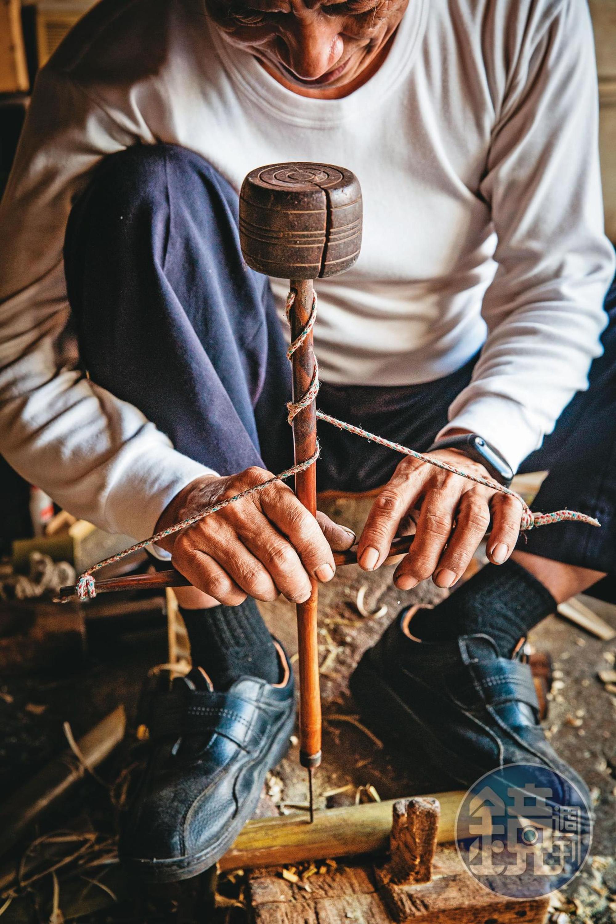 王壬輝用來鑽洞的手拉鑽已有百年歷史，是第一代阿公留下的古物。