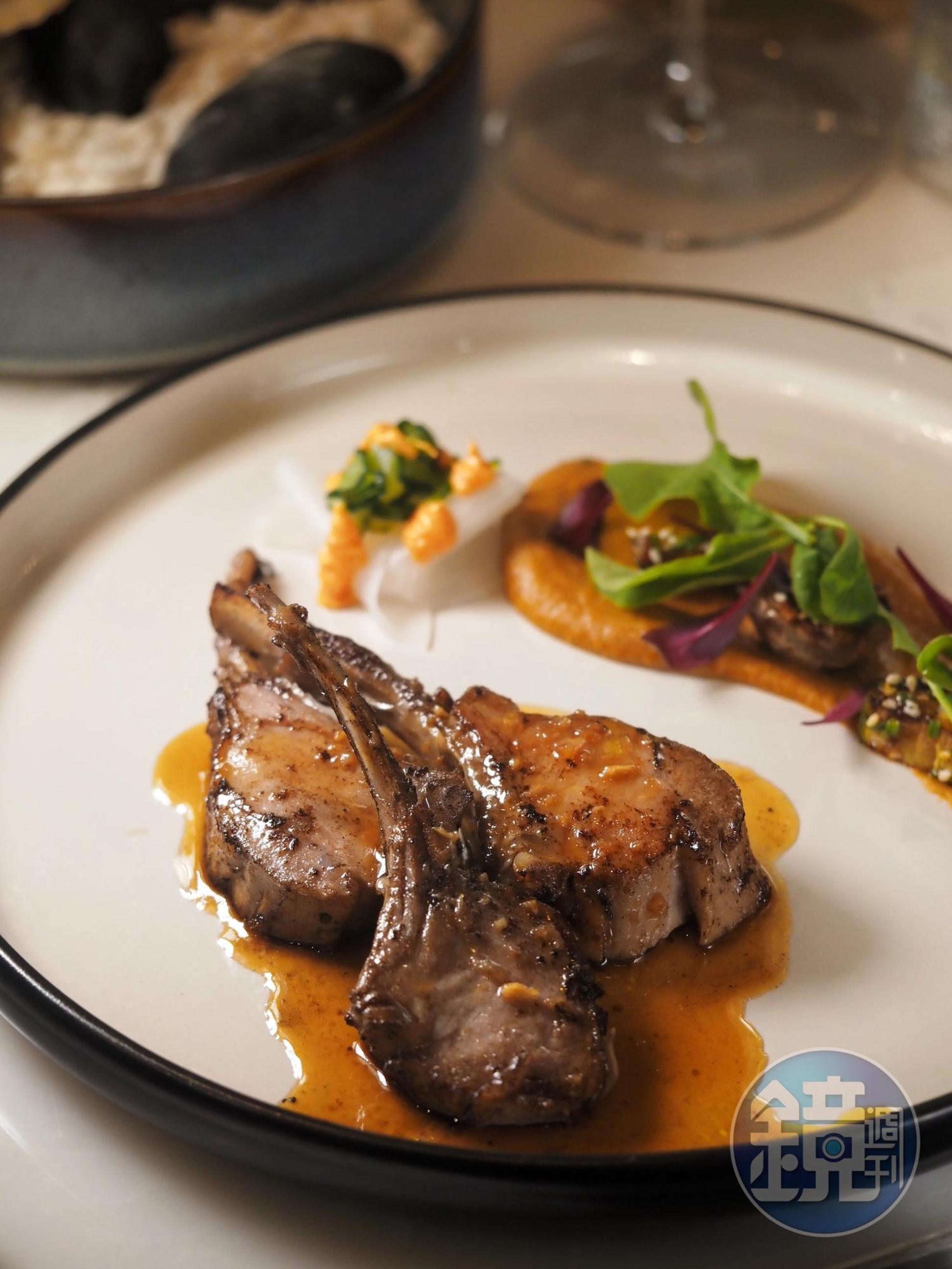 「孜然小牛肋排」香煎出梅納反應焦香鎖住嫩肉，蘿蔔泡菜上的辣椒醬有土鳳梨的開胃酸爽。