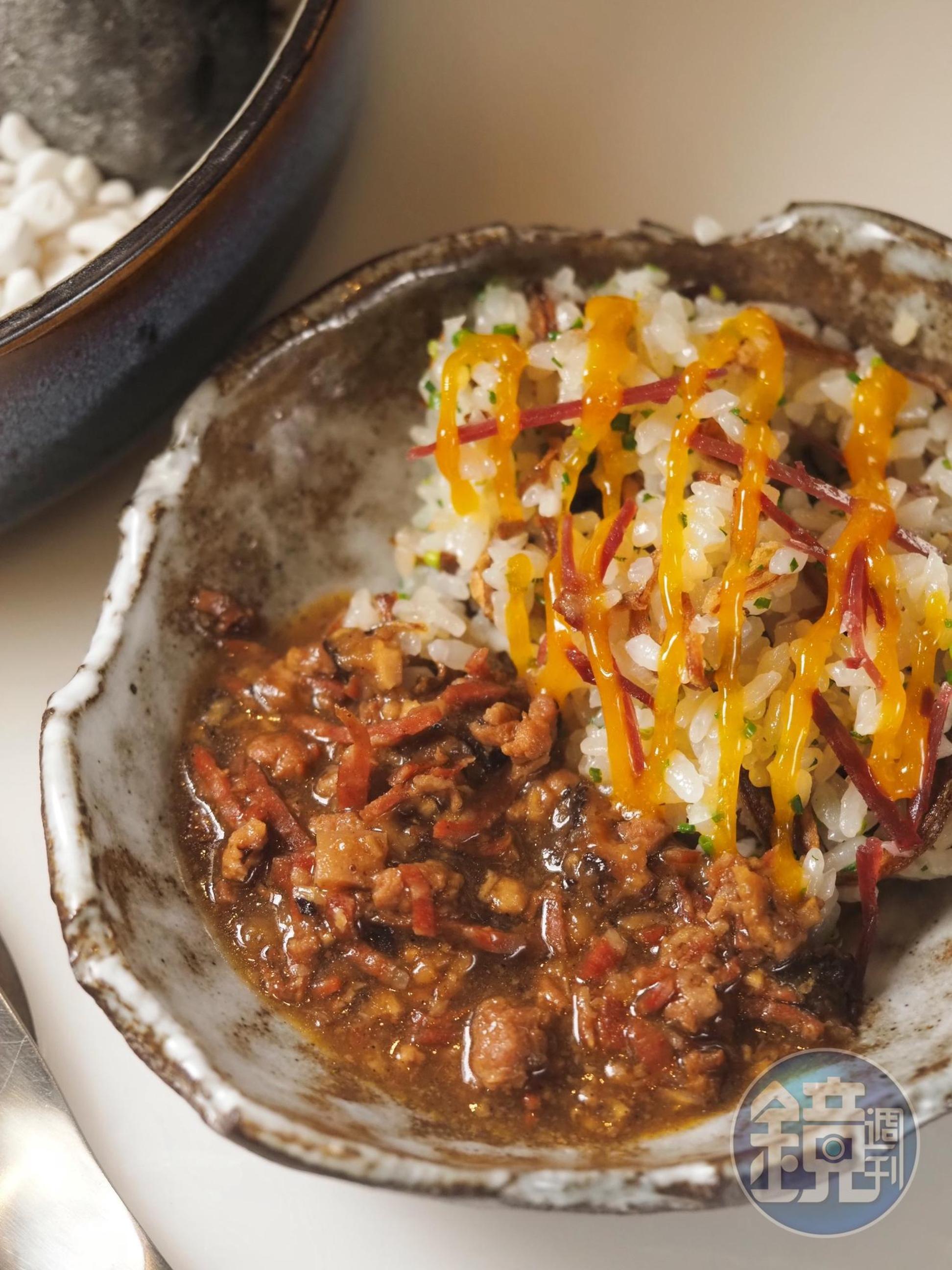 「滷肉飯」由脆片、越光米、蛋黃醬、肉燥堆出豐富口感層次。（「拆解夜市」套餐內容）