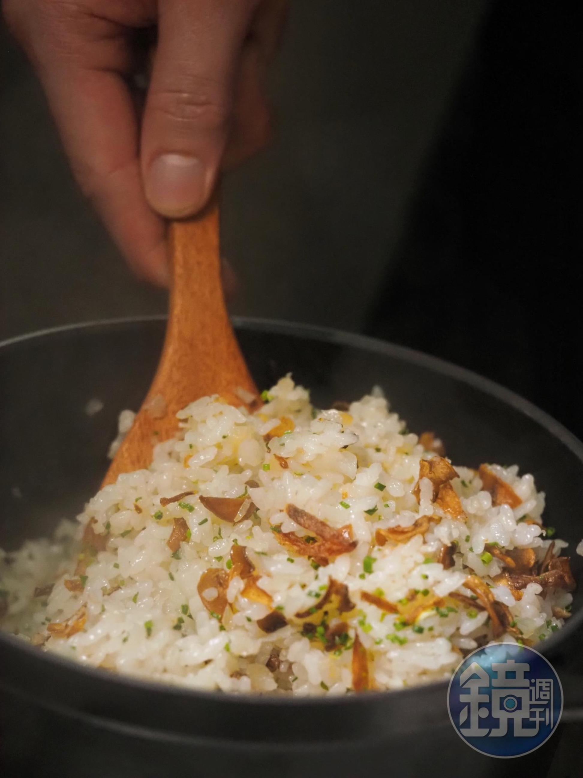 以鑄鐵鍋炊煮的炊飯，拌入蝦夷蔥和洋蔥、洋菇脆片，芬芳撲鼻。