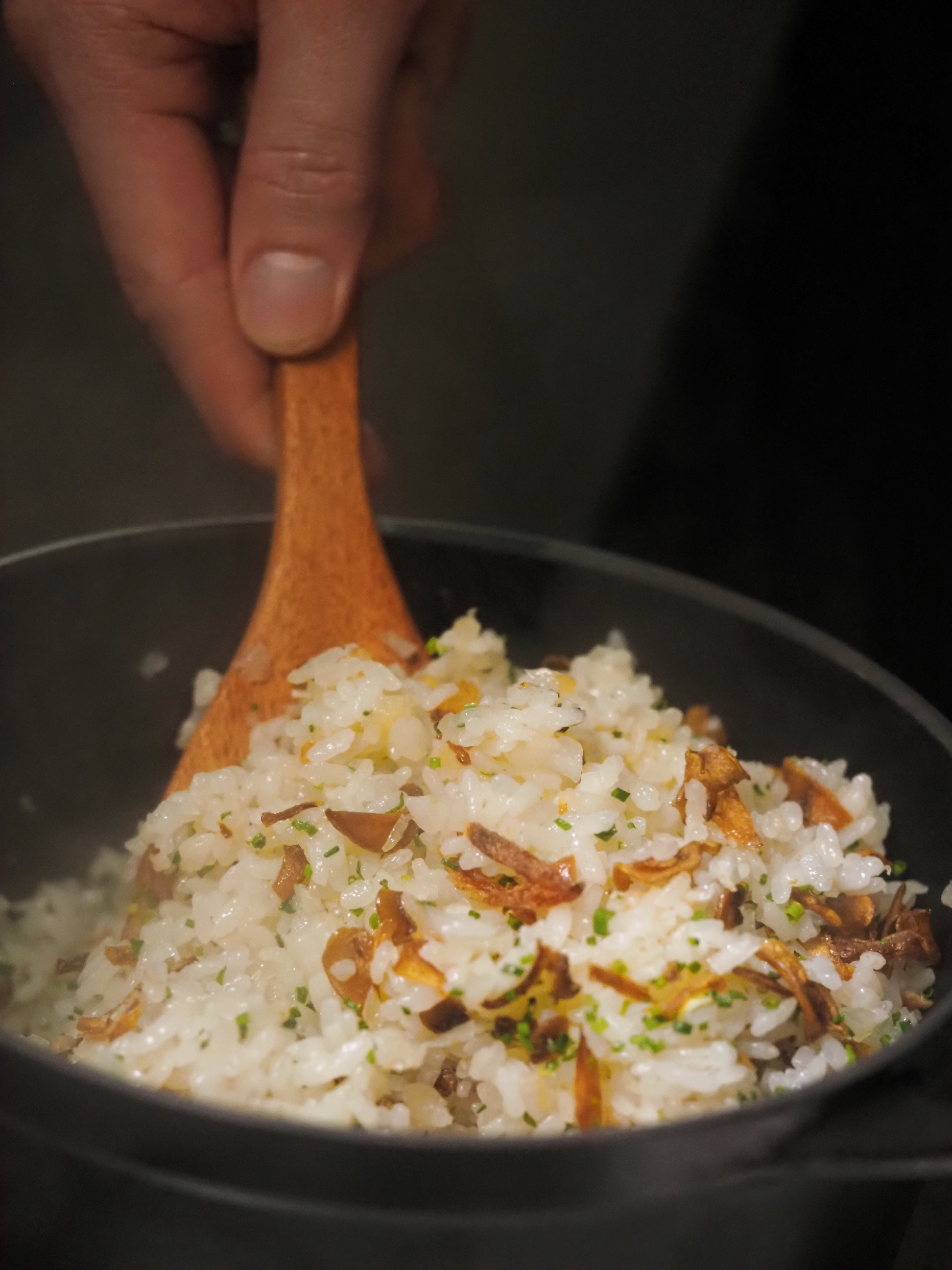以鑄鐵鍋炊煮的炊飯，拌入蝦夷蔥和洋蔥、洋菇脆片，芬芳撲鼻。