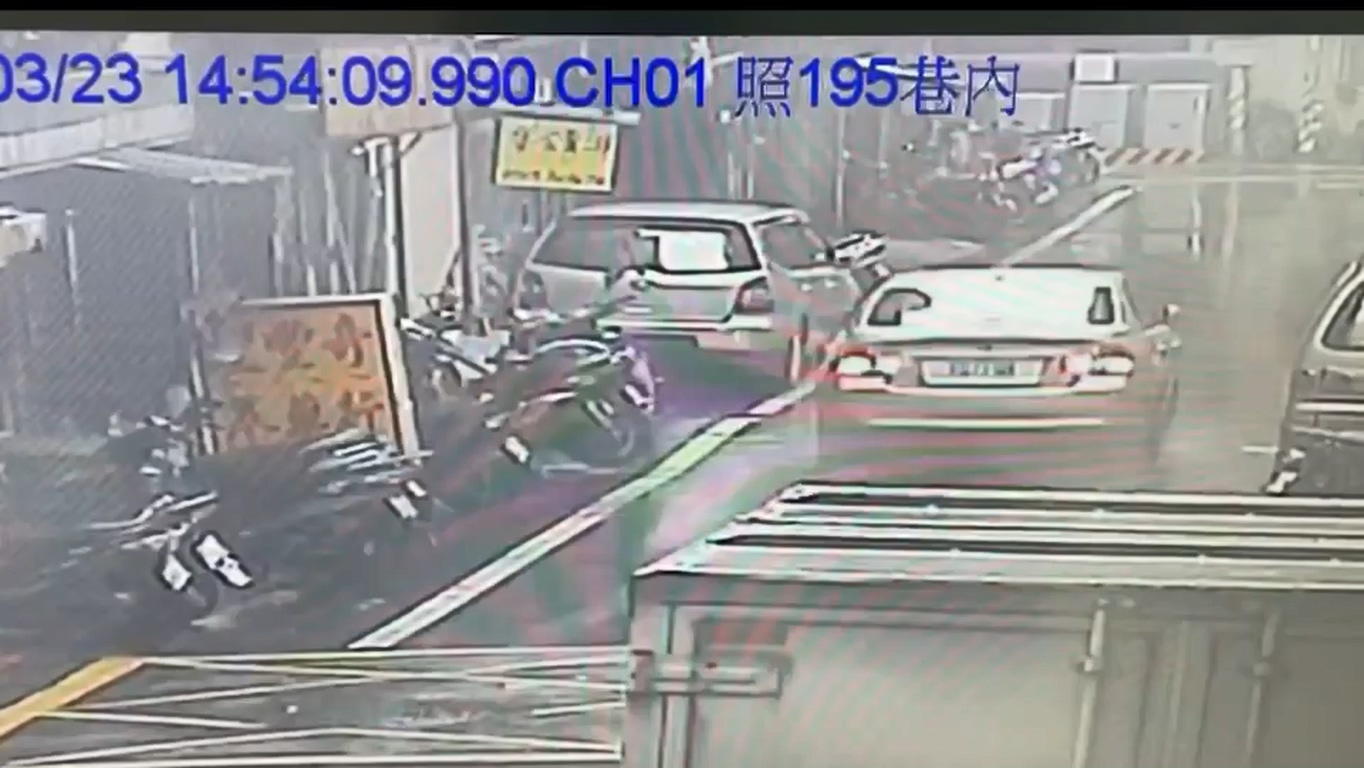 李嫌駕車在巷弄內逃竄。（警方提供）
