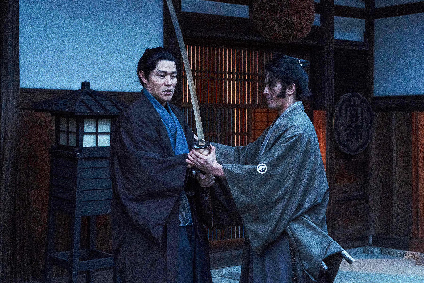 《燃燒的劍》改編自司馬遼太郎的磅礡鉅作，左為鈴木亮平，右為伊藤英明。（采昌國際多媒體提供）