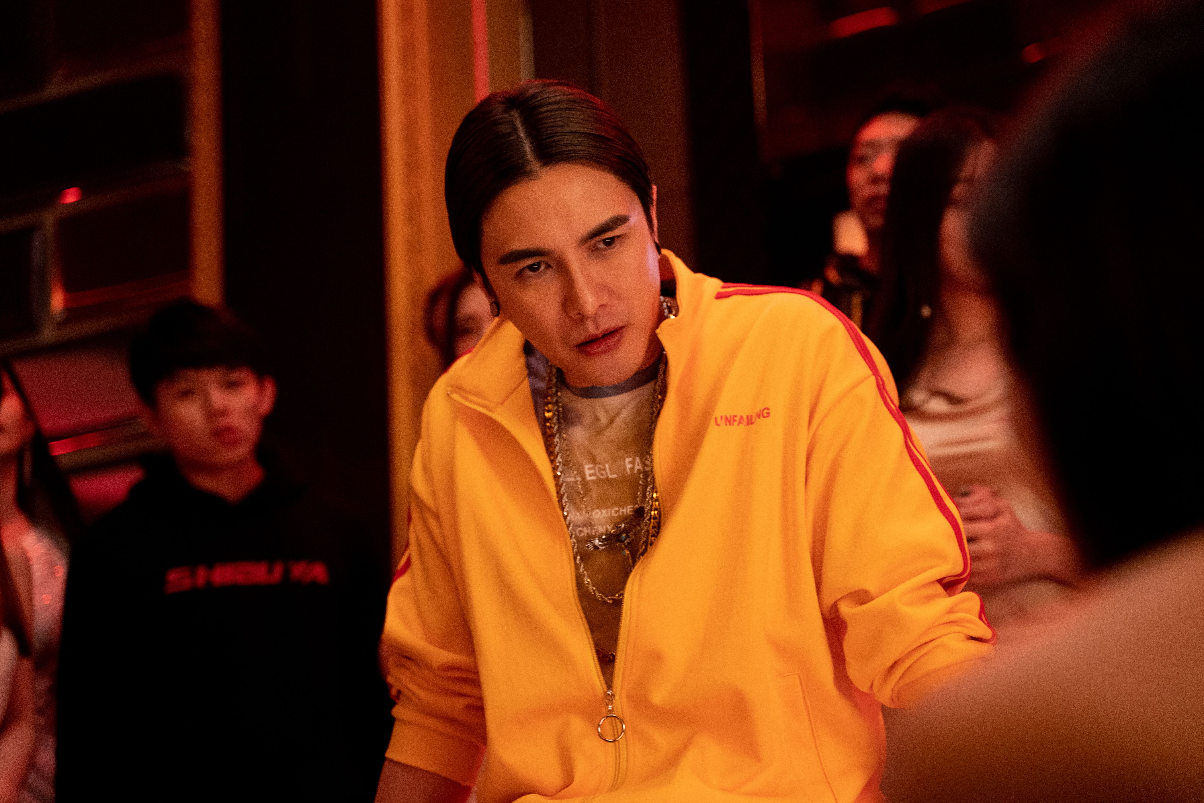 少演電影的謝佳見在片中詮釋殘暴變態又神經質的黑道老大「啟文哥」，中分油頭造型超搶眼。（威視）