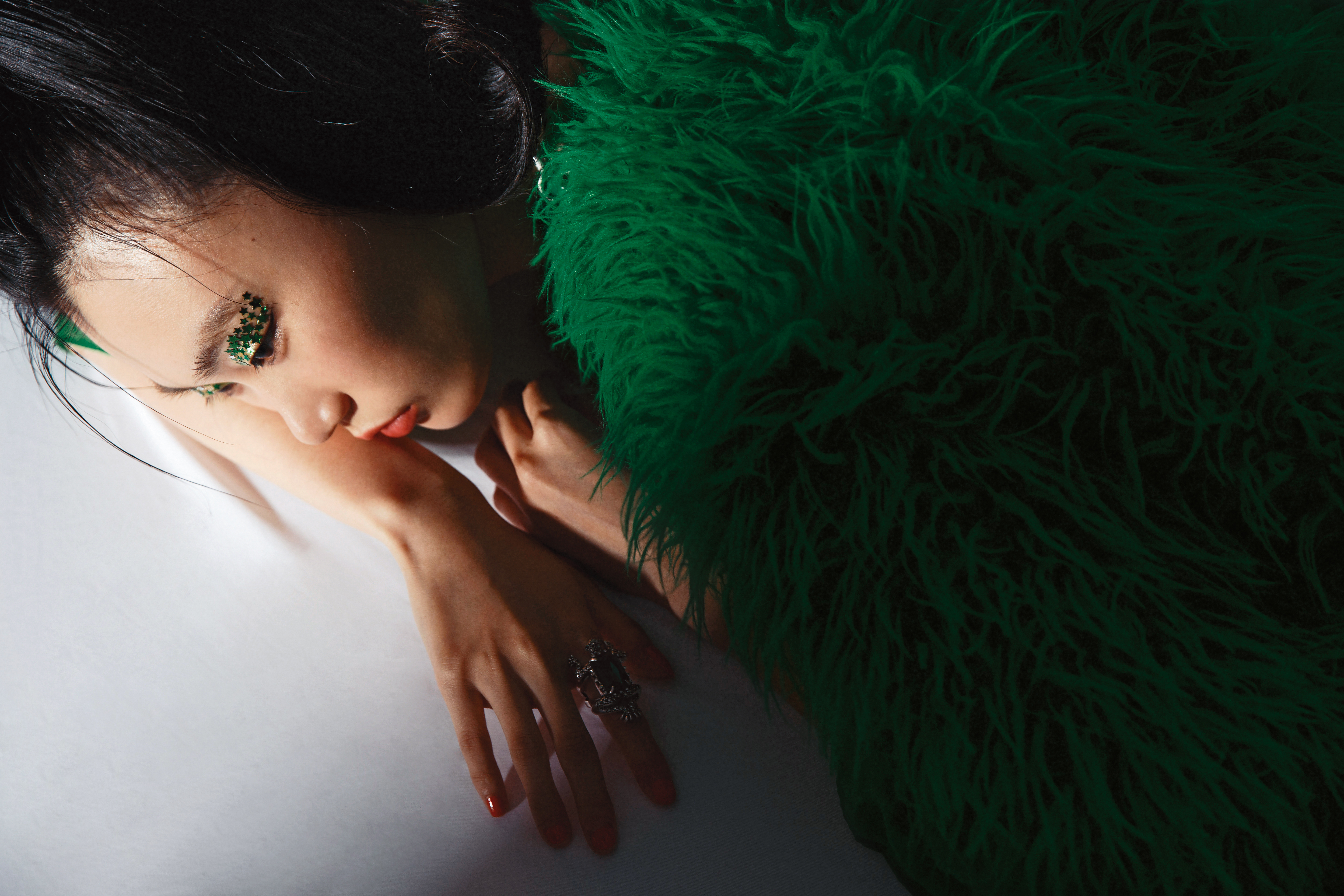 綠色短版仿皮草外套NT$3,499 by Iris Apfel X H&M、水鑽寶石戒指NT$999 by Iris Apfel X H&M。