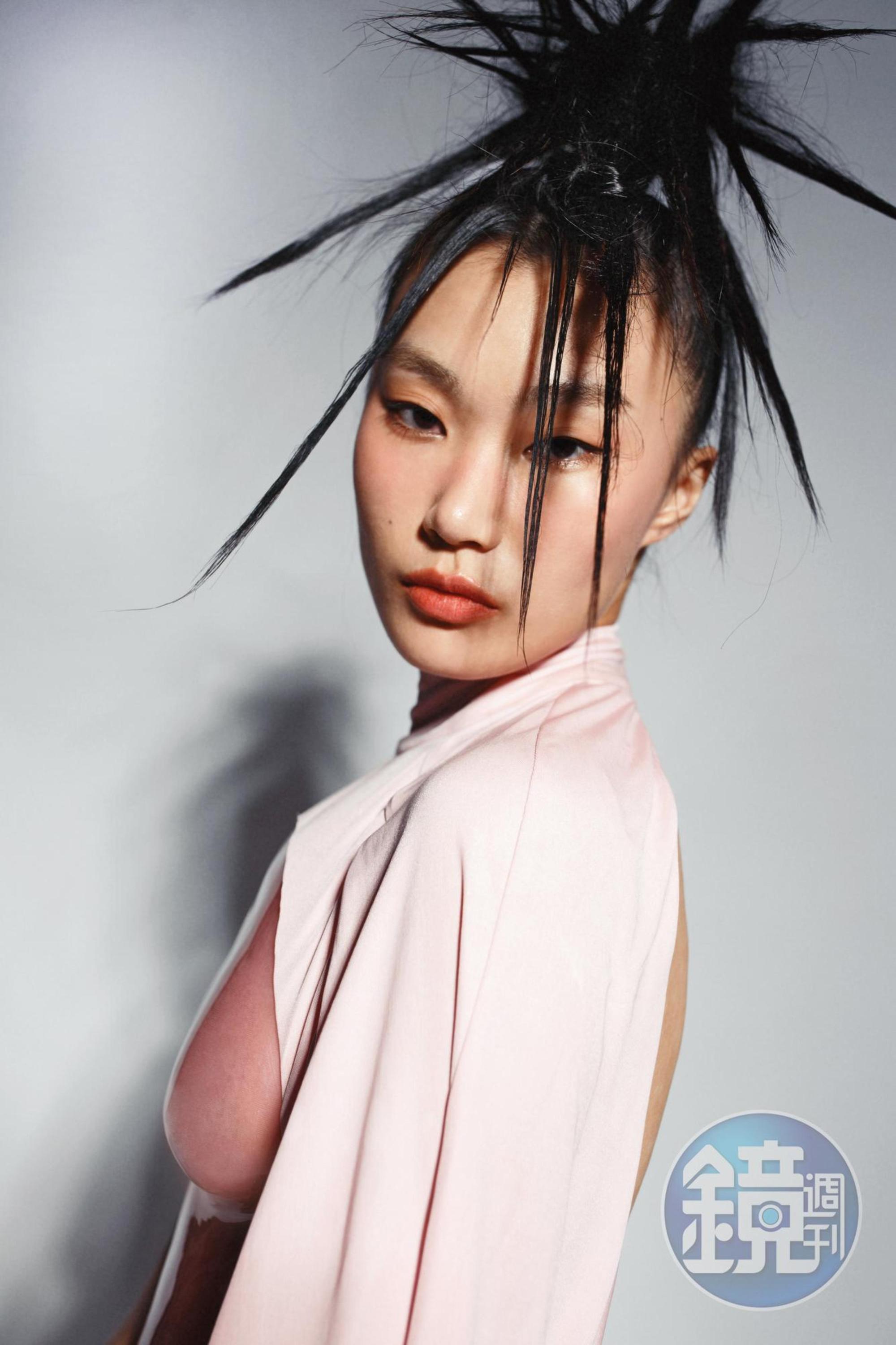 粉色連身洋裝透明霧面樹脂設計  價格店洽by LOEWE。