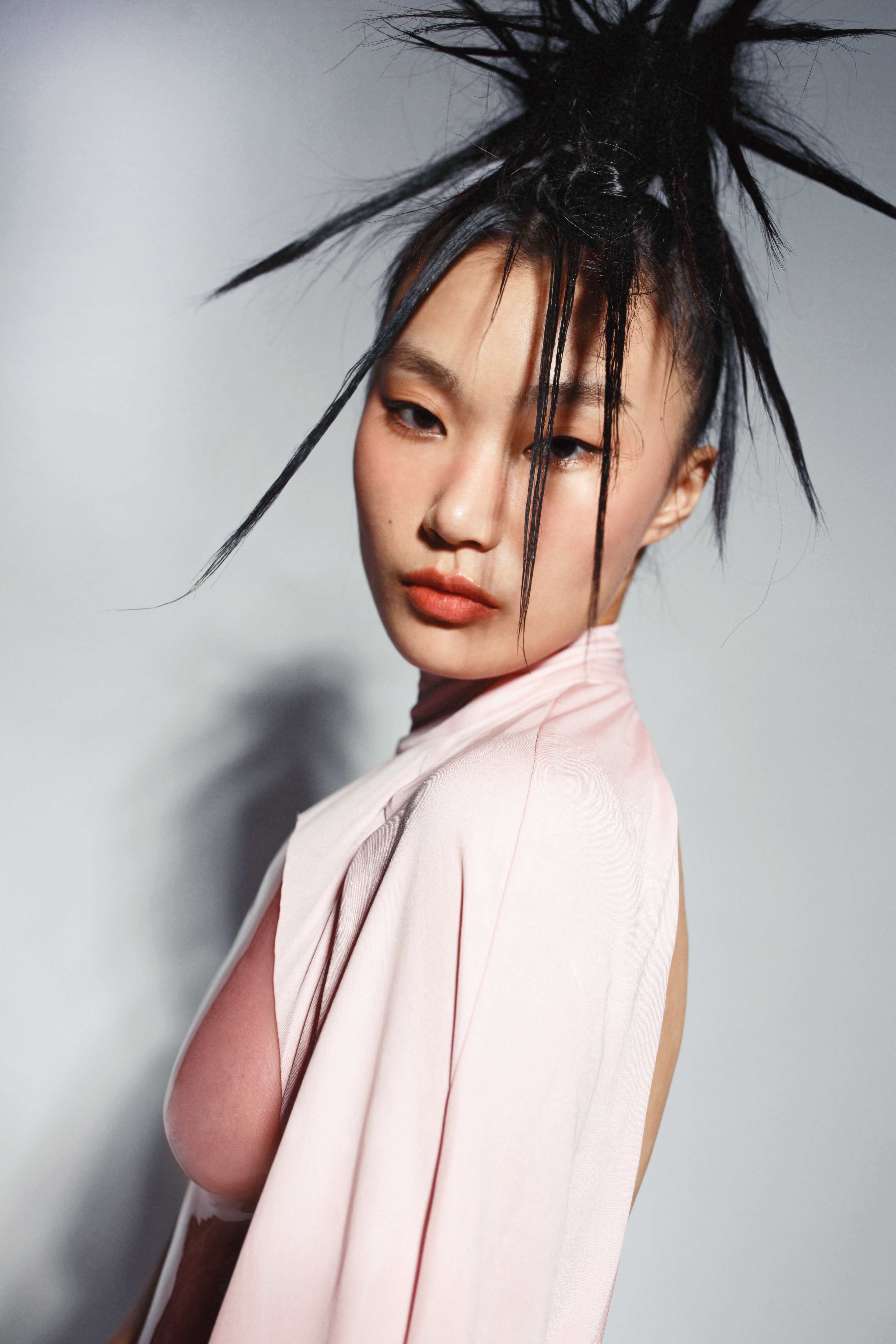 粉色連身洋裝透明霧面樹脂設計  價格店洽by LOEWE。