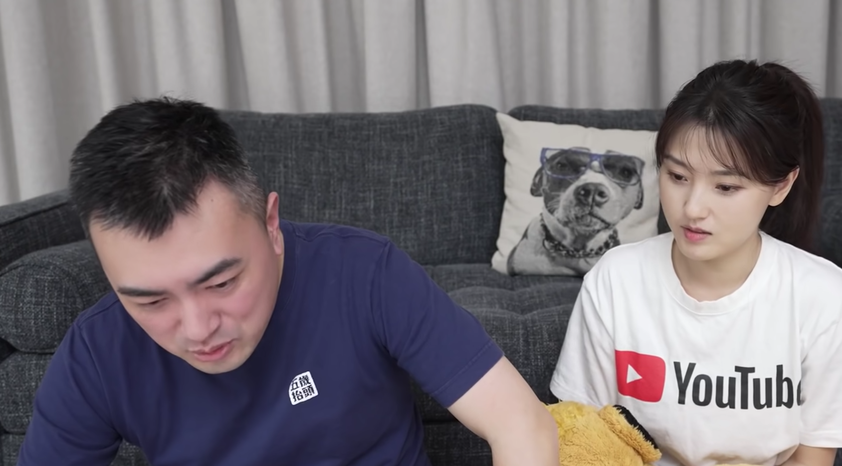 老高（左）與小茉（右）感嘆戰爭的慘酷，忍不住哽咽哭了！（翻攝自老高與小茉YT頻道）