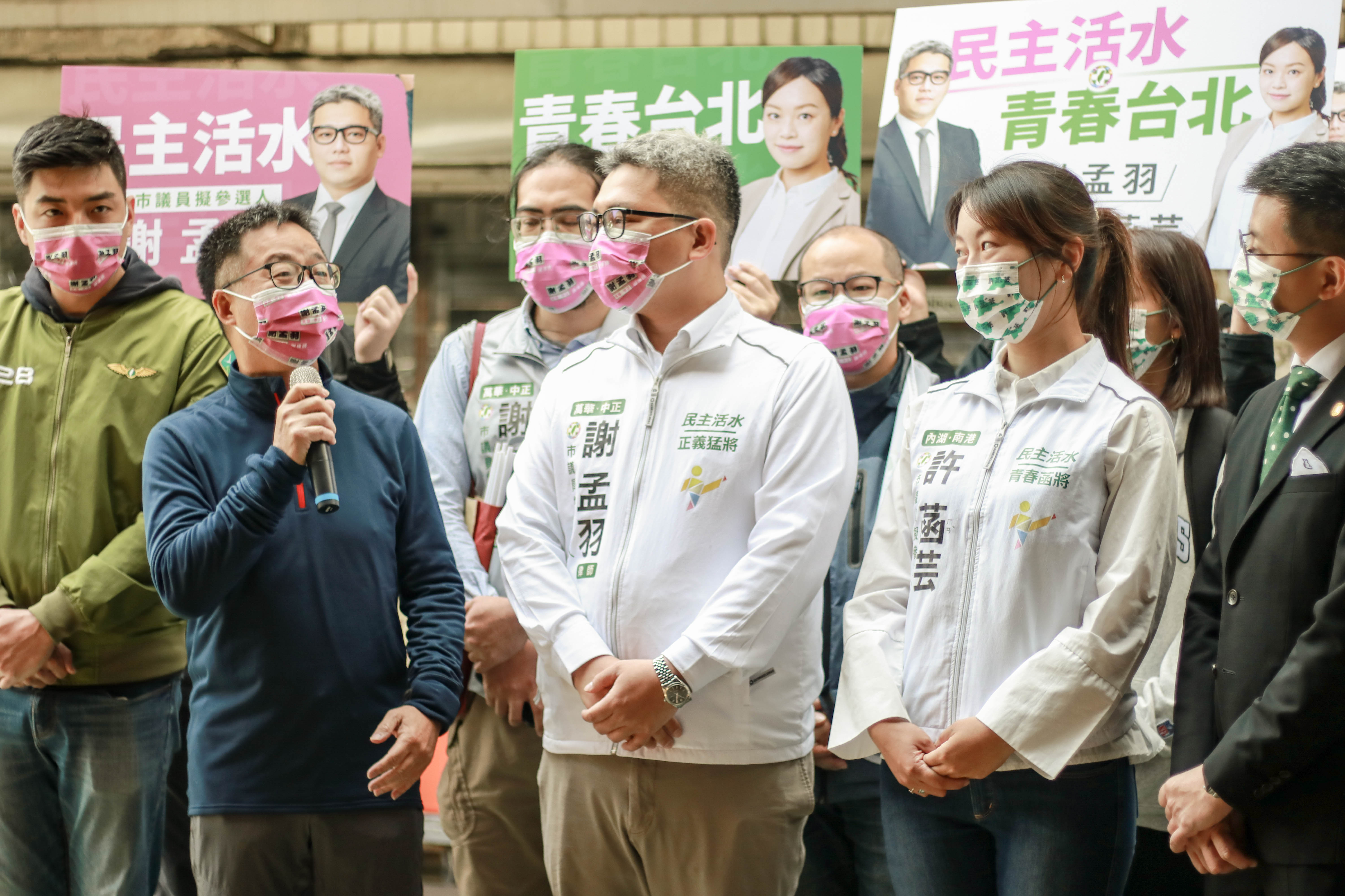 羅文嘉（左）力薦謝孟羽、許菡芸參加黨內初選，今上午陪同前往黨部完成登記。（謝孟羽提供）