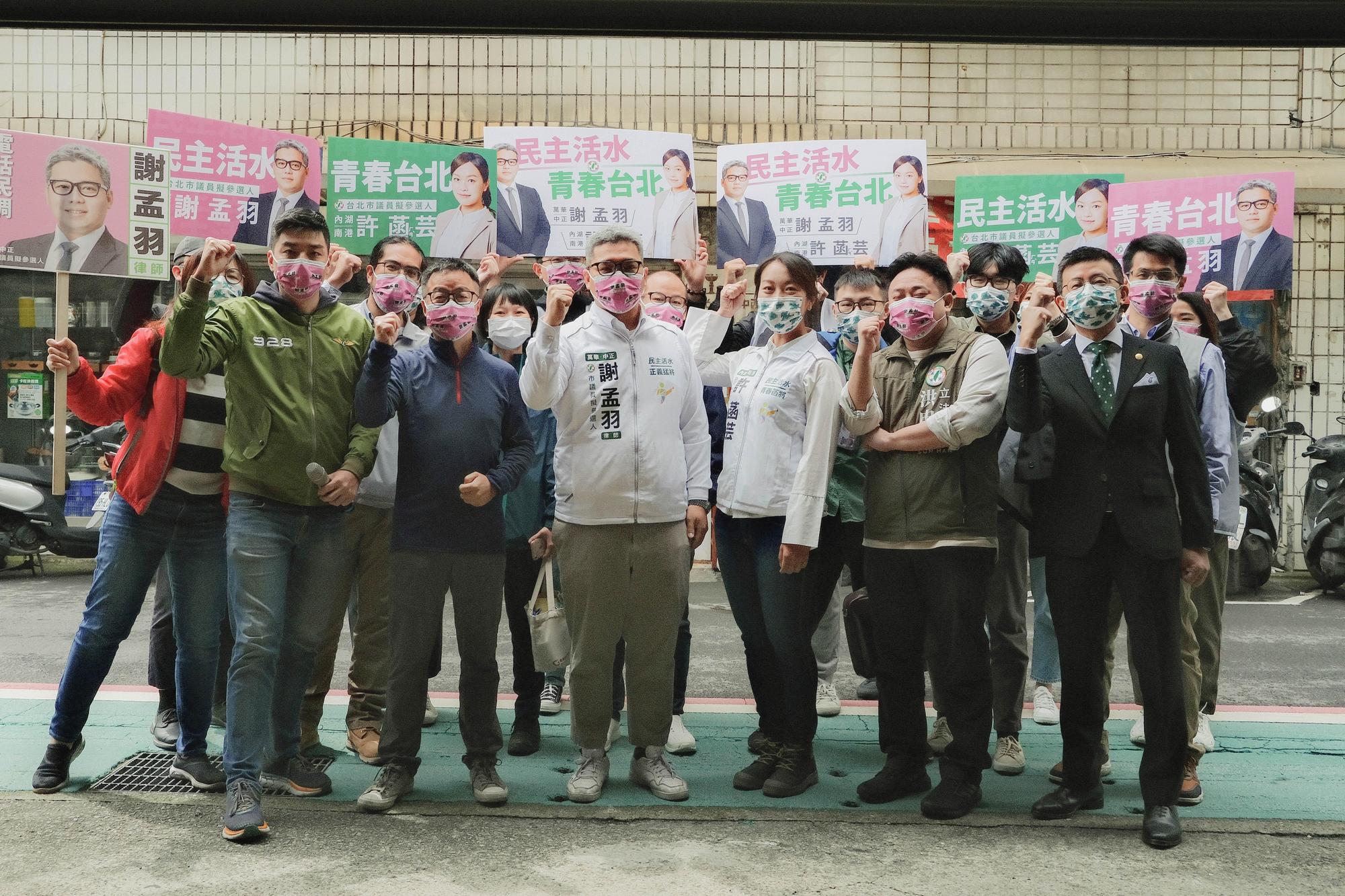 民進黨前祕書長羅文嘉與立委洪申翰、市議員邱威傑陪同新人許菡芸、謝孟羽登記參加黨內初選。(謝孟羽提供)