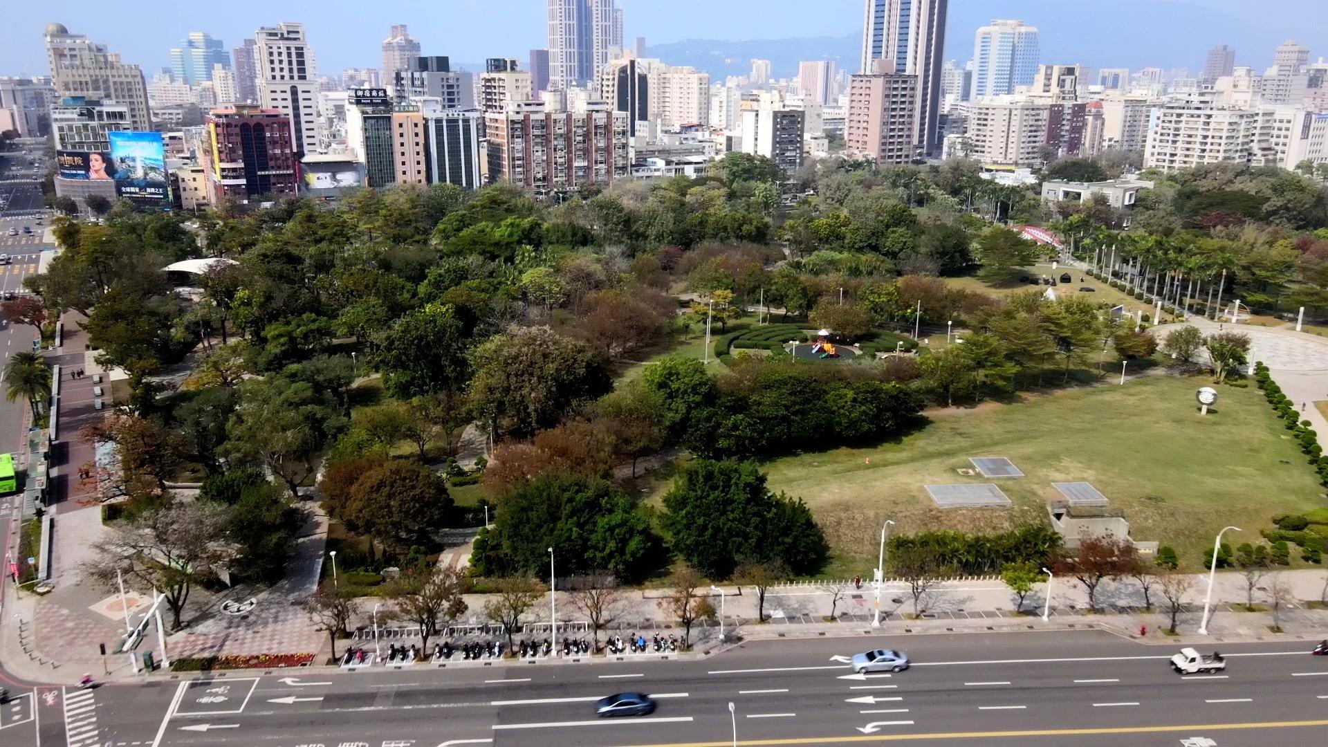 被稱為南高雄都市之肺的「中央公園」，綠地面積達12.7公頃，成為民眾休閒育樂的絕佳場所。