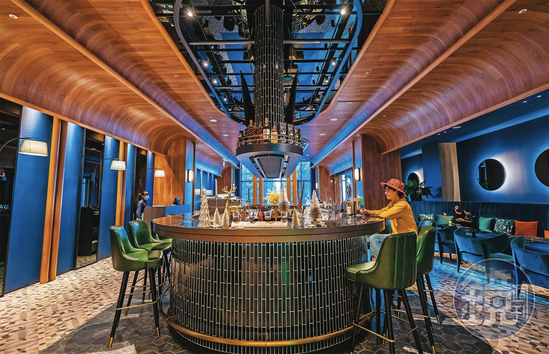 BluBar提供參加宿海奇遇的旅客們迎賓下午茶點及主廚精心祕製宵夜。