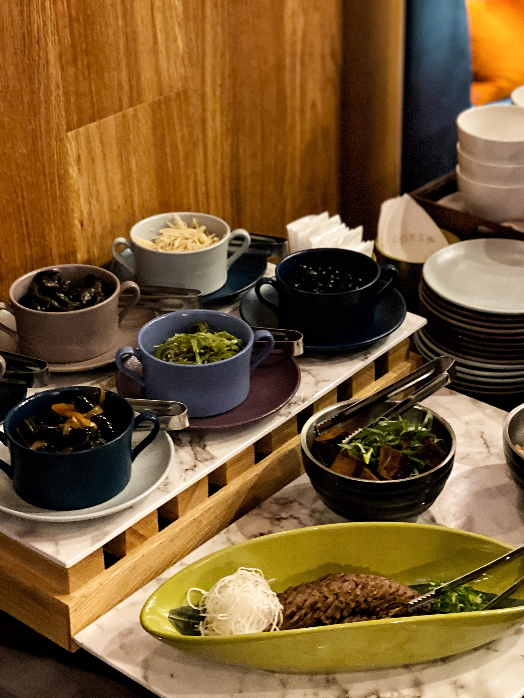 飯店主廚為供參加宿海奇遇的旅客們中式粥品及小菜。