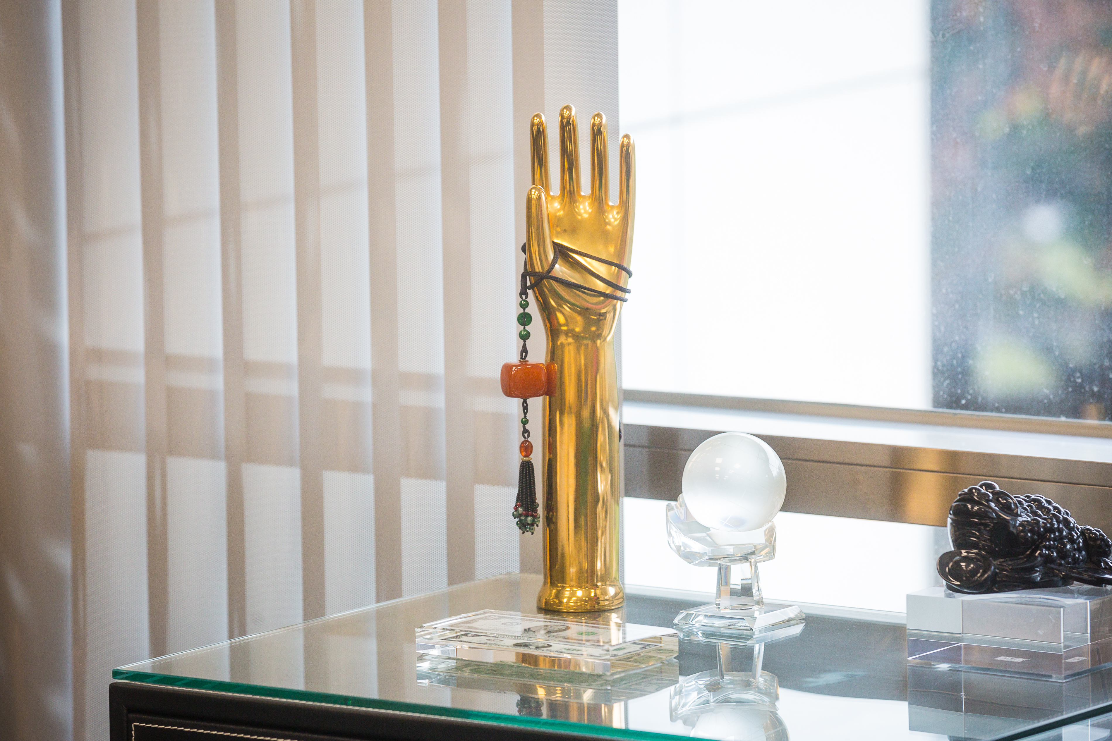 林國堂將父親時代留下的手模塗上金漆,配上母親為他求來的琥珀,象徵父母永遠的守護。