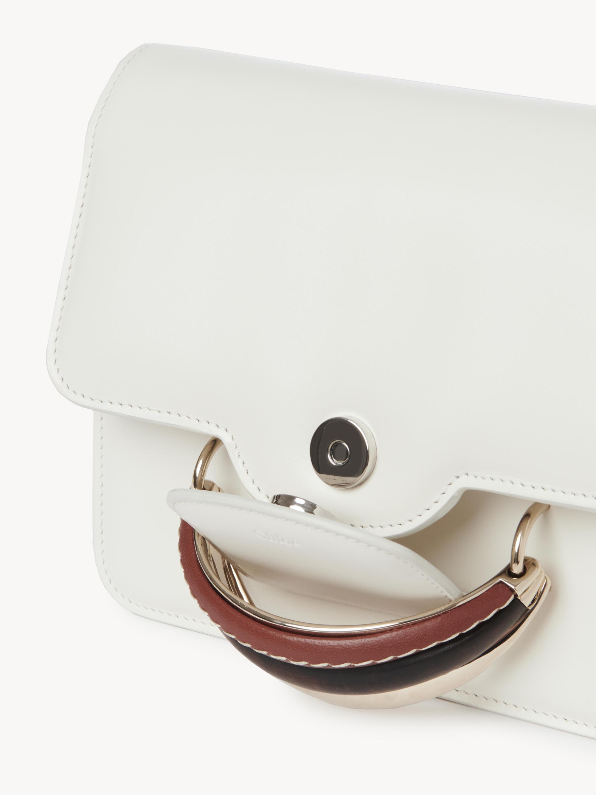 Chloé Kattie白色手拿包(附同色皮革背帶)。NT$63,300。(Chloé提供)
