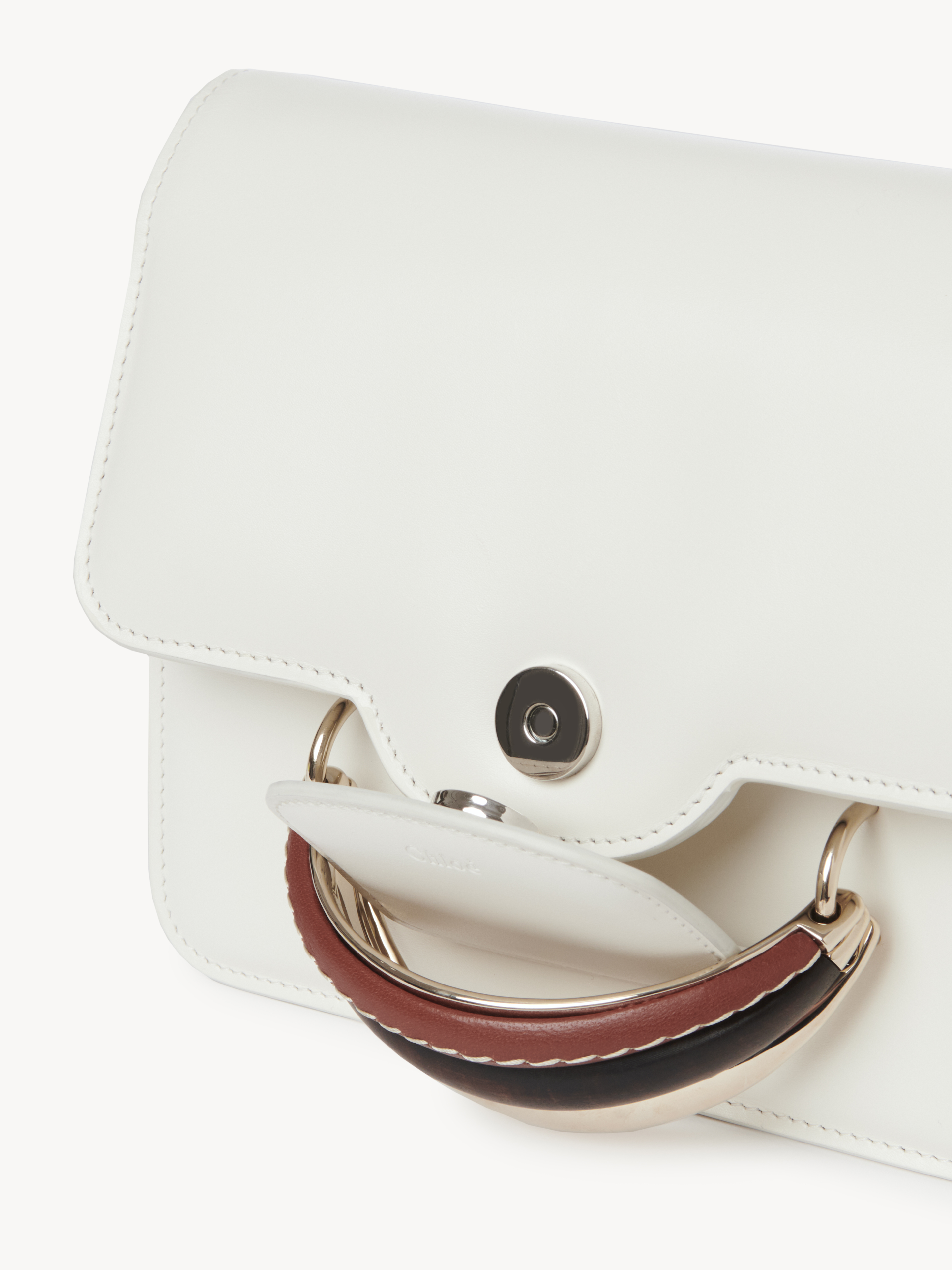 Chloé Kattie白色手拿包(附同色皮革背帶)。NT$63,300。(Chloé提供)