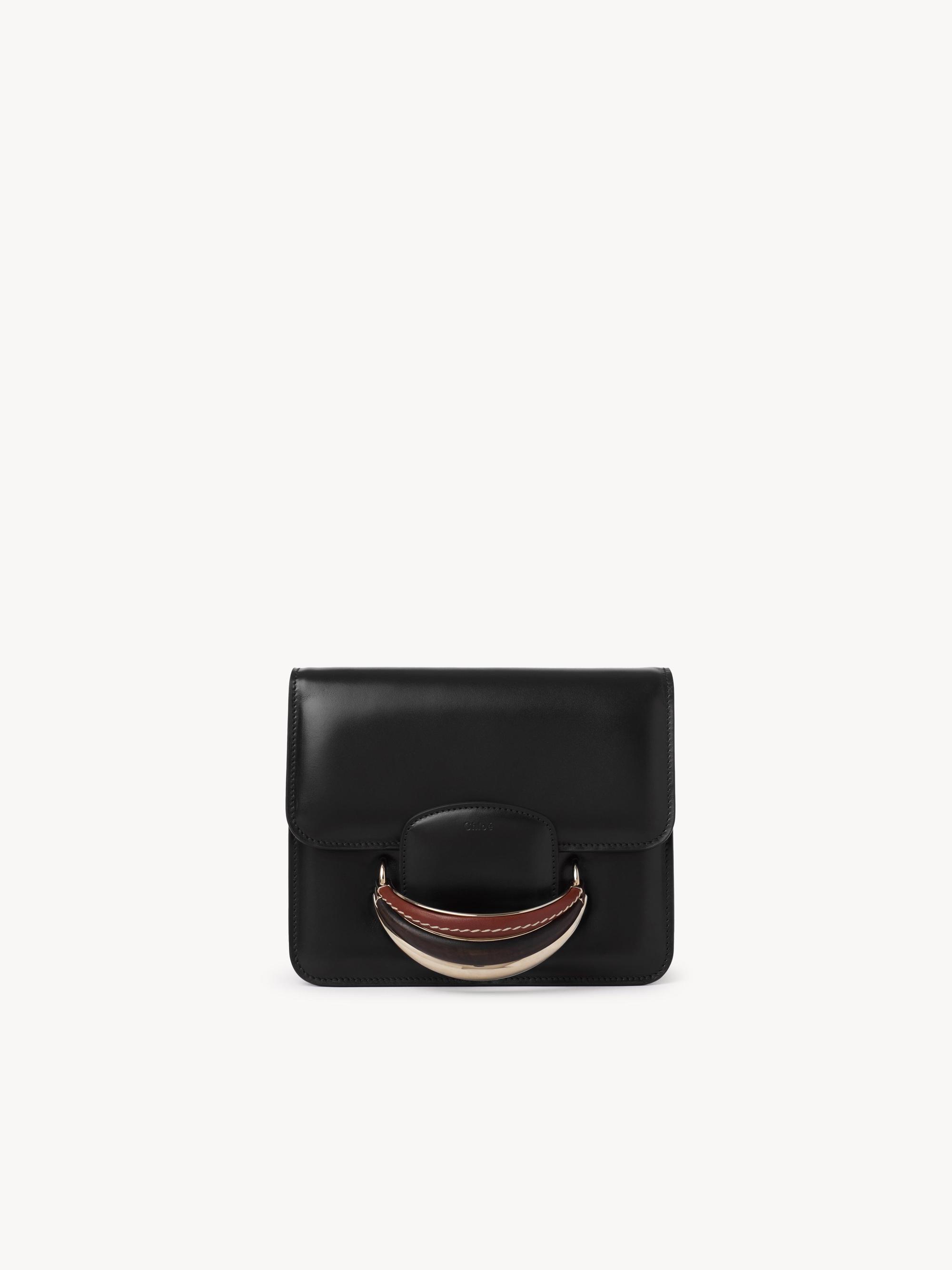 Chloé Kattie黑色手拿包(附同色皮革背帶)。NT$63,300。(Chloé提供)