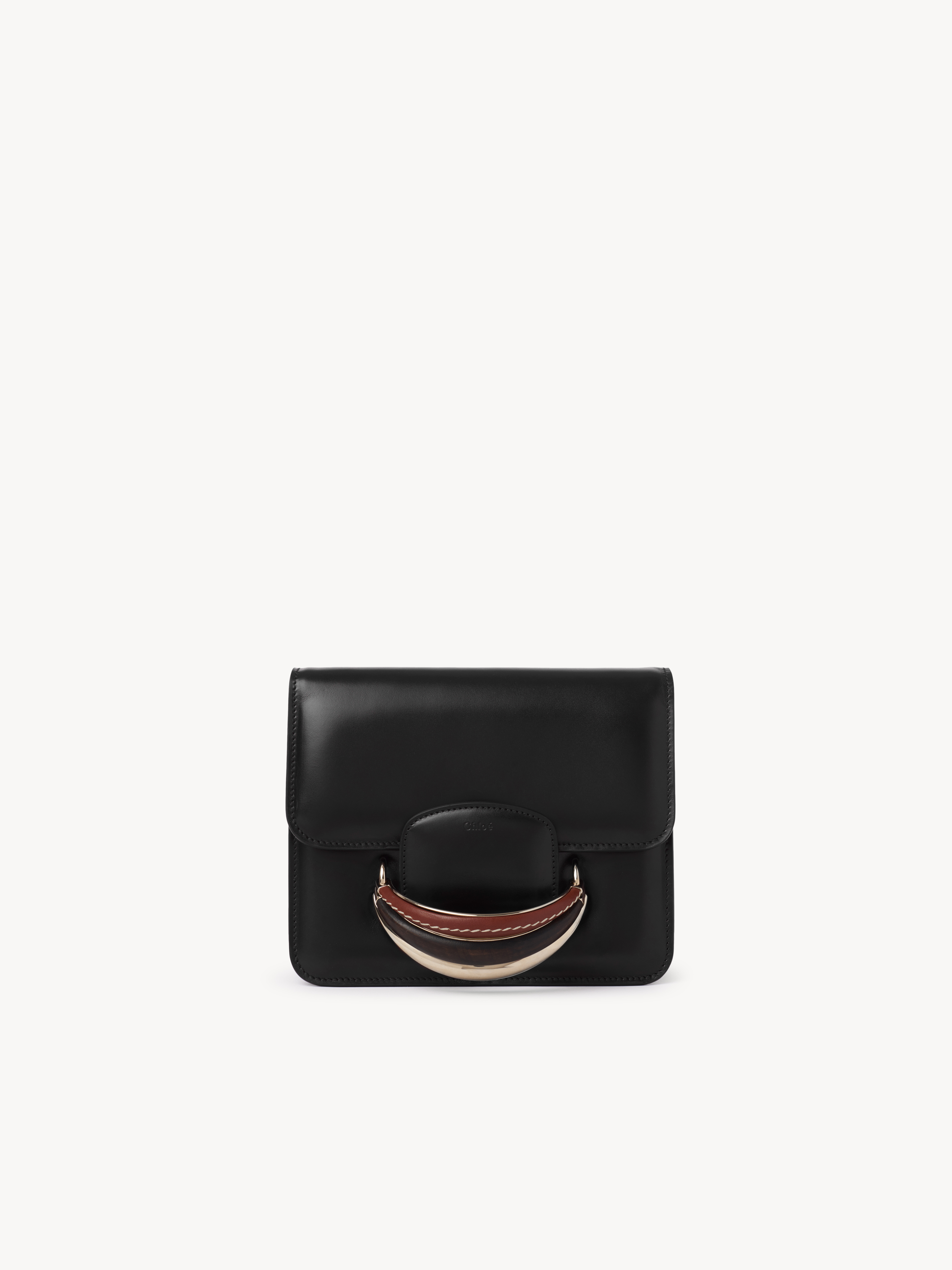 Chloé Kattie黑色手拿包（附同色皮革背帶）。NT$63,300。（Chloé提供）