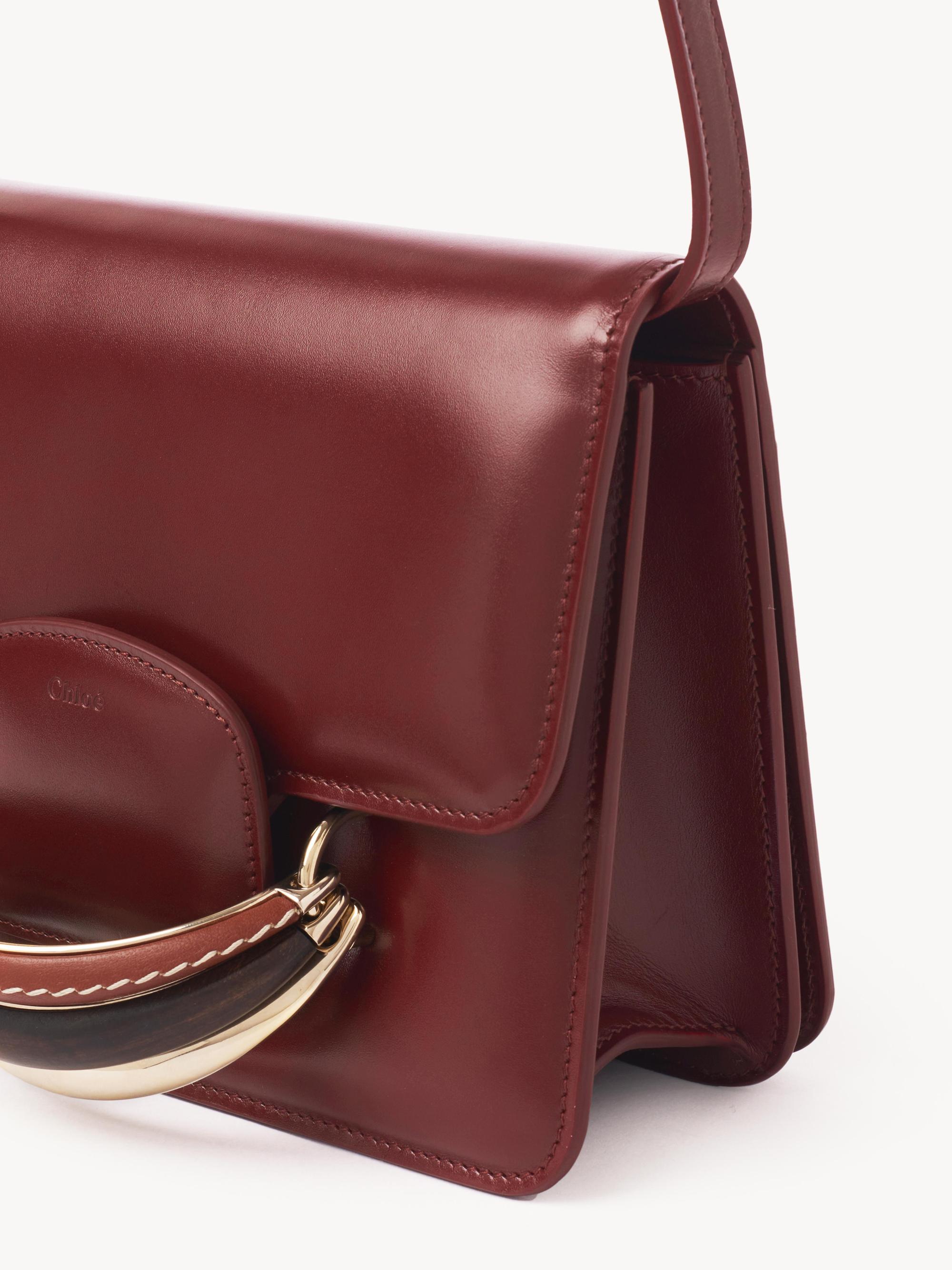 Chloé Kattie紅色手拿包(附同色皮革背帶)。NT$63,300。(Chloé提供)