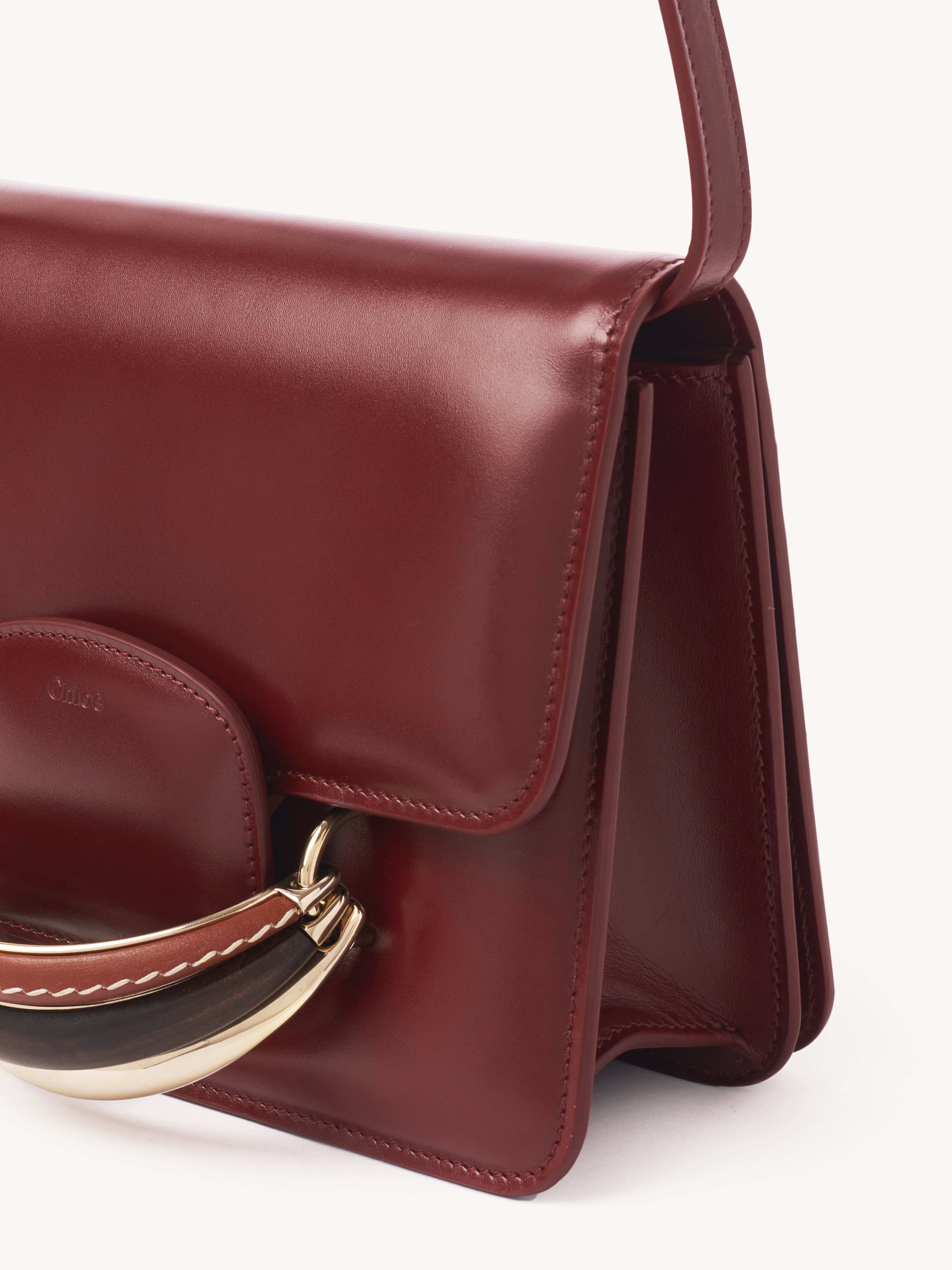 Chloé Kattie紅色手拿包（附同色皮革背帶）。NT$63,300。（Chloé提供）