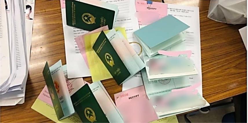 移民署查扣代辦護照等證物。（移民署提供）