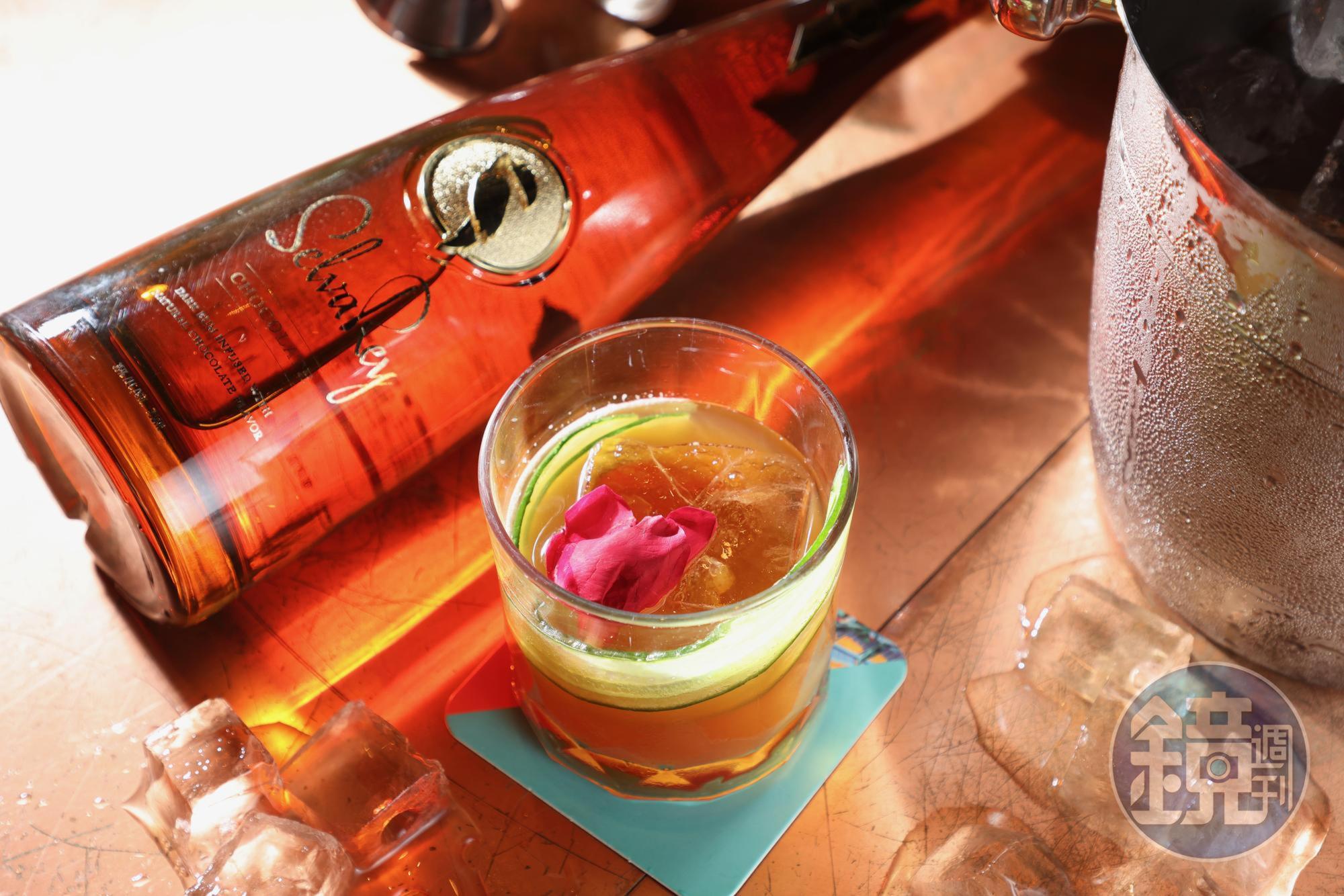 調酒「Jurassic」（400元／杯）加入「SelvaRey嘻瑞24K巧克力蘭姆酒」（左，CÉ LA VI TAIPEI Sky Bar售價5,500元／瓶）和一點巧克力甜酒，放大討喜滋味。