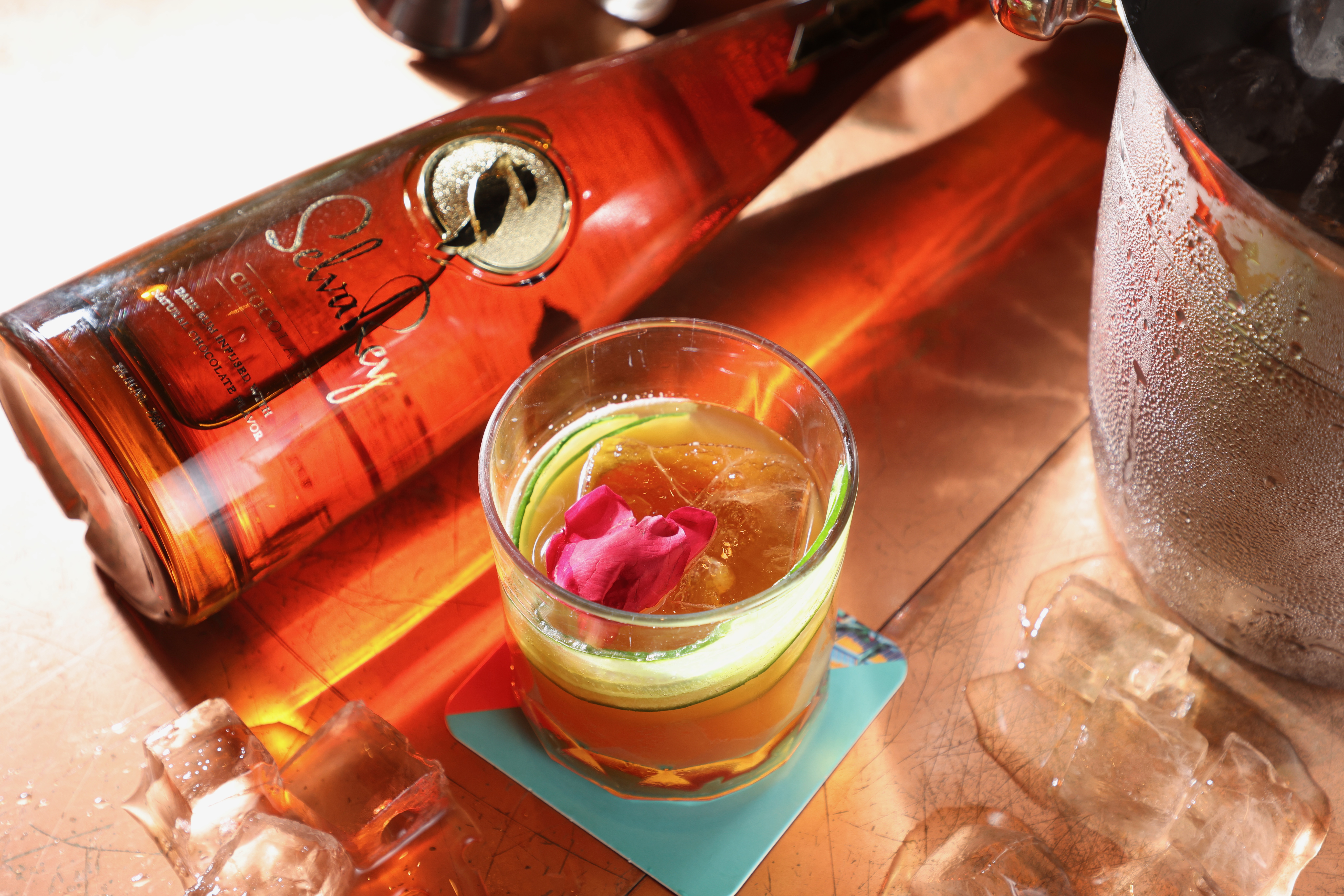 調酒「Jurassic」（400元／杯）加入「SelvaRey嘻瑞24K巧克力蘭姆酒」（左，CÉ LA VI TAIPEI Sky Bar售價5,500元／瓶）和一點巧克力甜酒，放大討喜滋味。