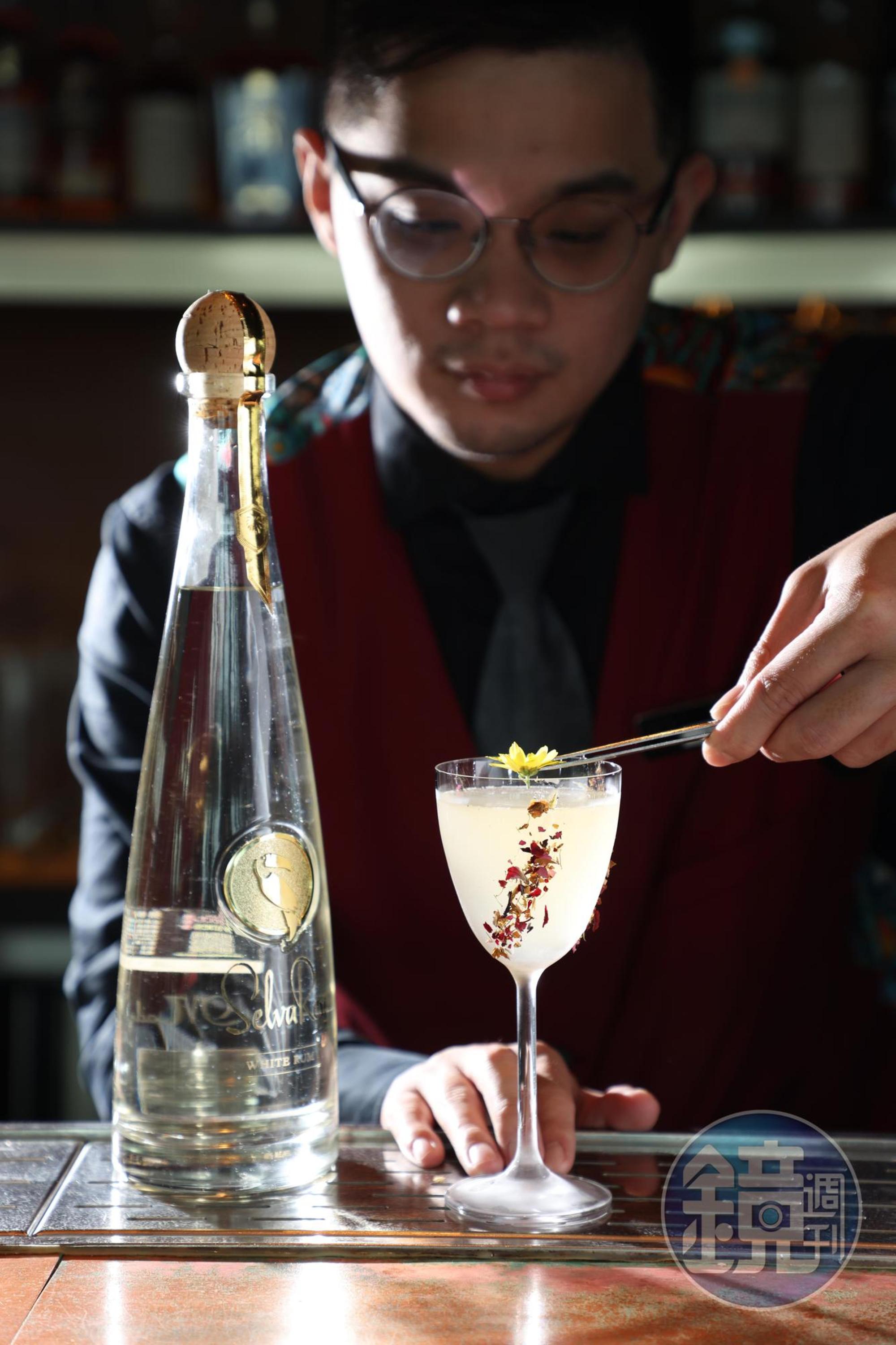 以「SelvaRey嘻瑞24K白蘭姆酒」（左，CÉ LA VI TAIPEI Sky Bar售價5,000元／瓶）調製的「S.M.J」（右，400元／杯），酸甜中喝得到圓潤奶香。