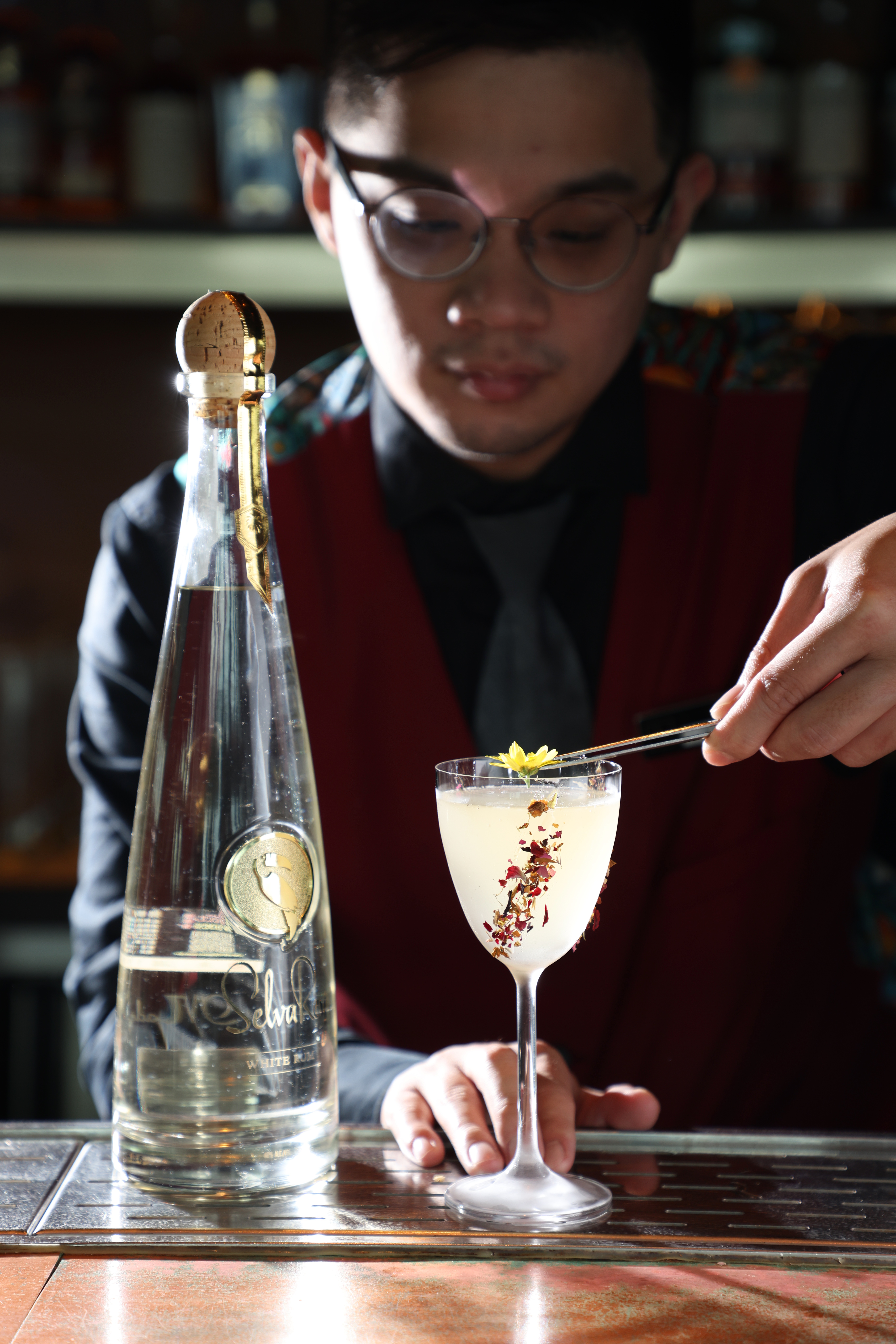 以「SelvaRey嘻瑞24K白蘭姆酒」（左，CÉ LA VI TAIPEI Sky Bar售價5,000元／瓶）調製的「S.M.J」（右，400元／杯），酸甜中喝得到圓潤奶香。