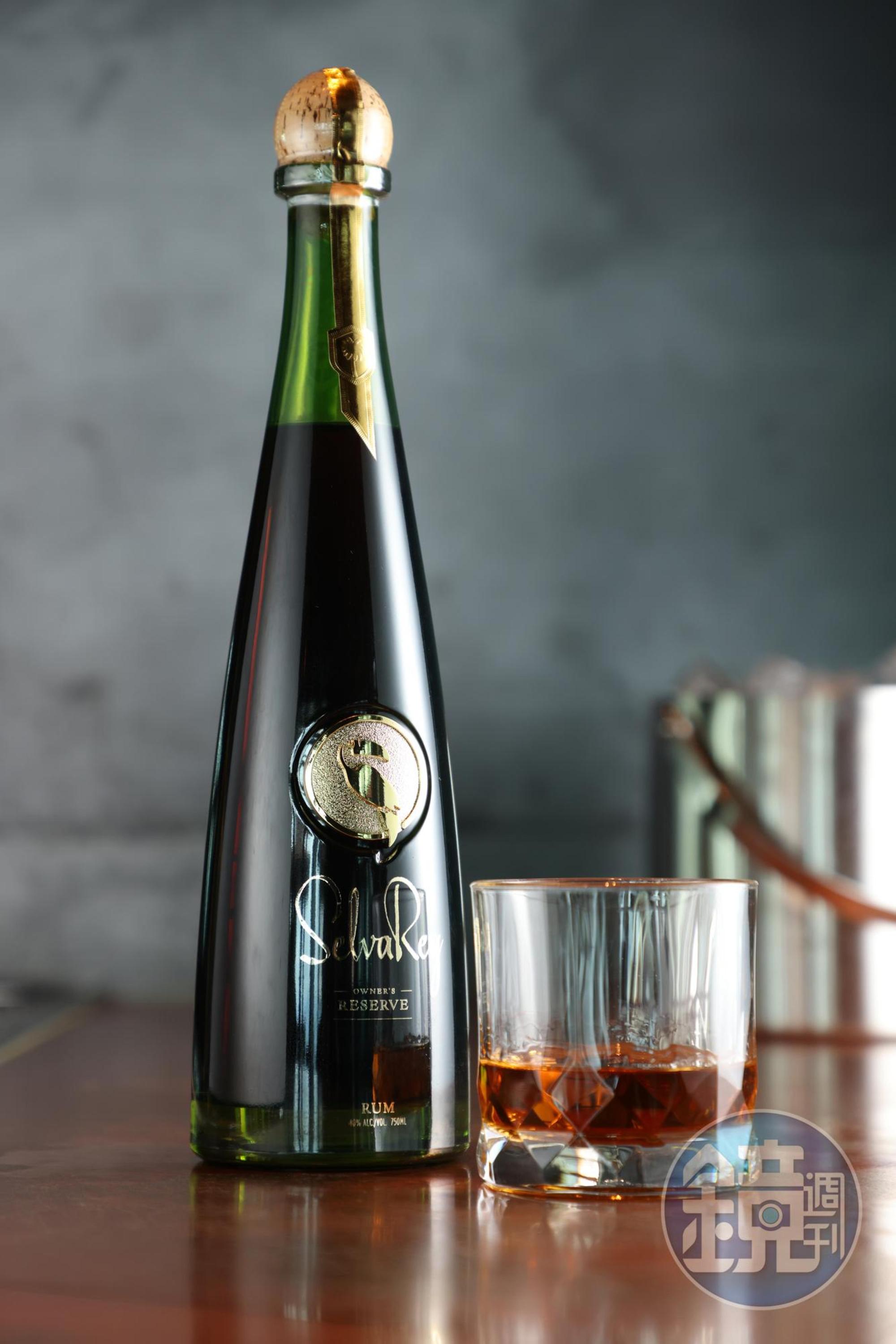 「SelvaRey嘻瑞24K OWNER’S RESERVE蘭姆酒」放進3種橡木桶熟成，由釀酒師精選15至25年的酒液調和，展現深邃悠長的陳年調性。（8,000元／瓶）