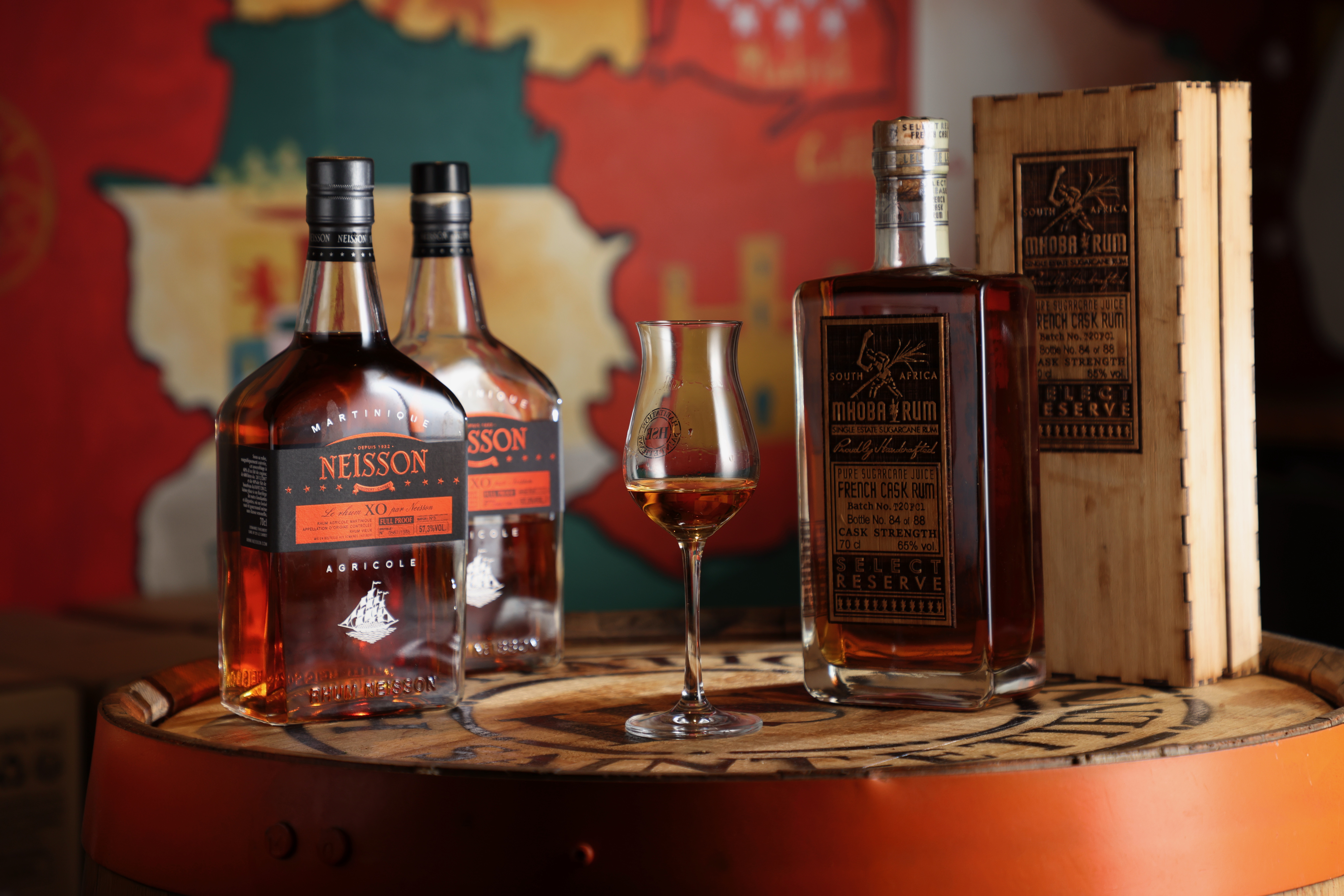 高價酒款「Neisson XO full proof batch 3」（左，1,000元／杯、10,000元／瓶）主調為優雅花香；「Mhoba French Cask 2020」（右，500元／杯、5,500元／瓶）酒體強勁，竹盒採雷射雕刻設計。