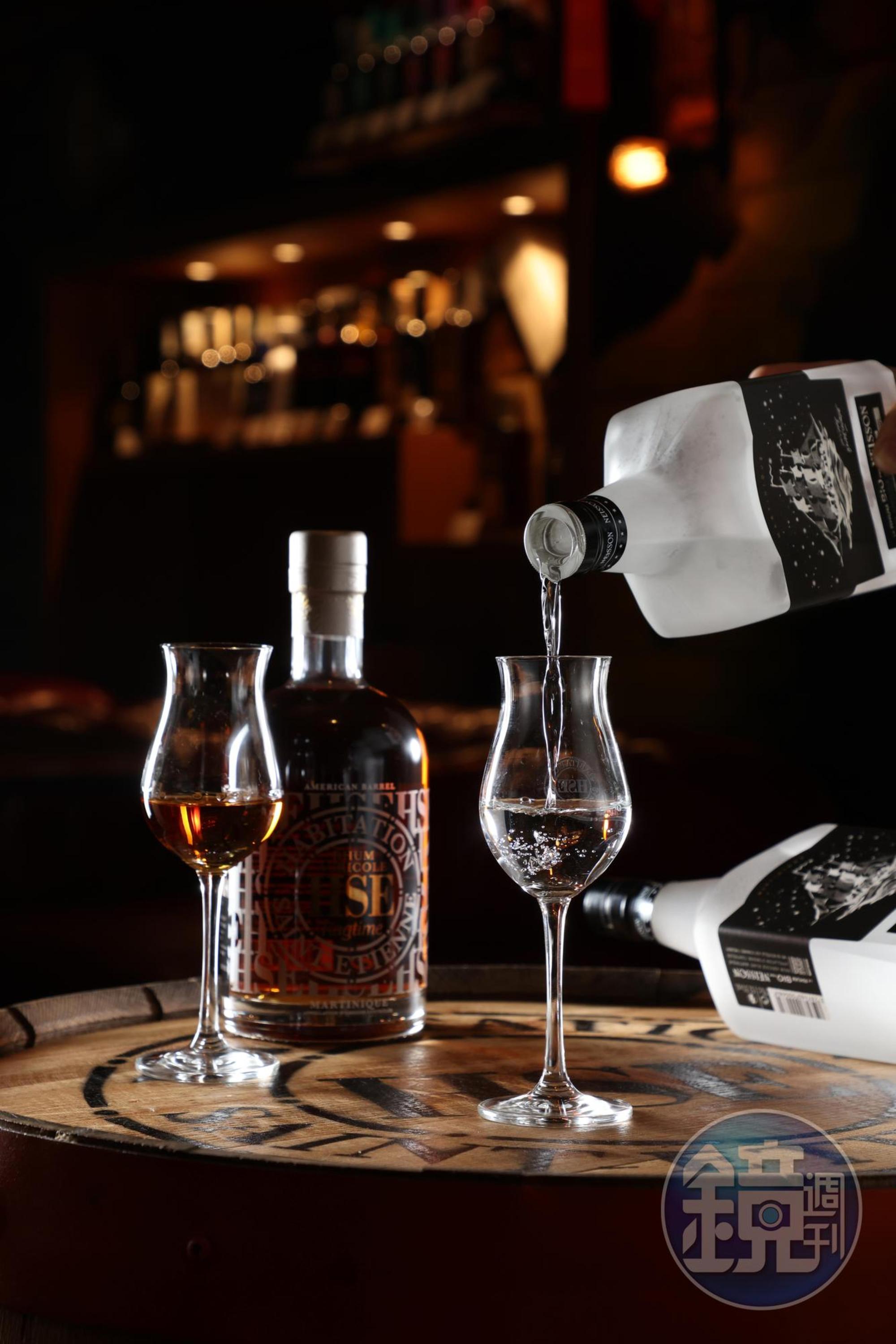 採用有機甘蔗汁蒸餾的「Neisson Rhum Blanc Agricole」（右，500元／杯、3,500元／瓶），鹹甘中帶著草本味；「HSE Ragtime」（左，250元／杯、3,500元／瓶）來自馬丁尼克島，在熱帶地區陳放2年，出現有如威士忌的蜂蜜與花香氣息。