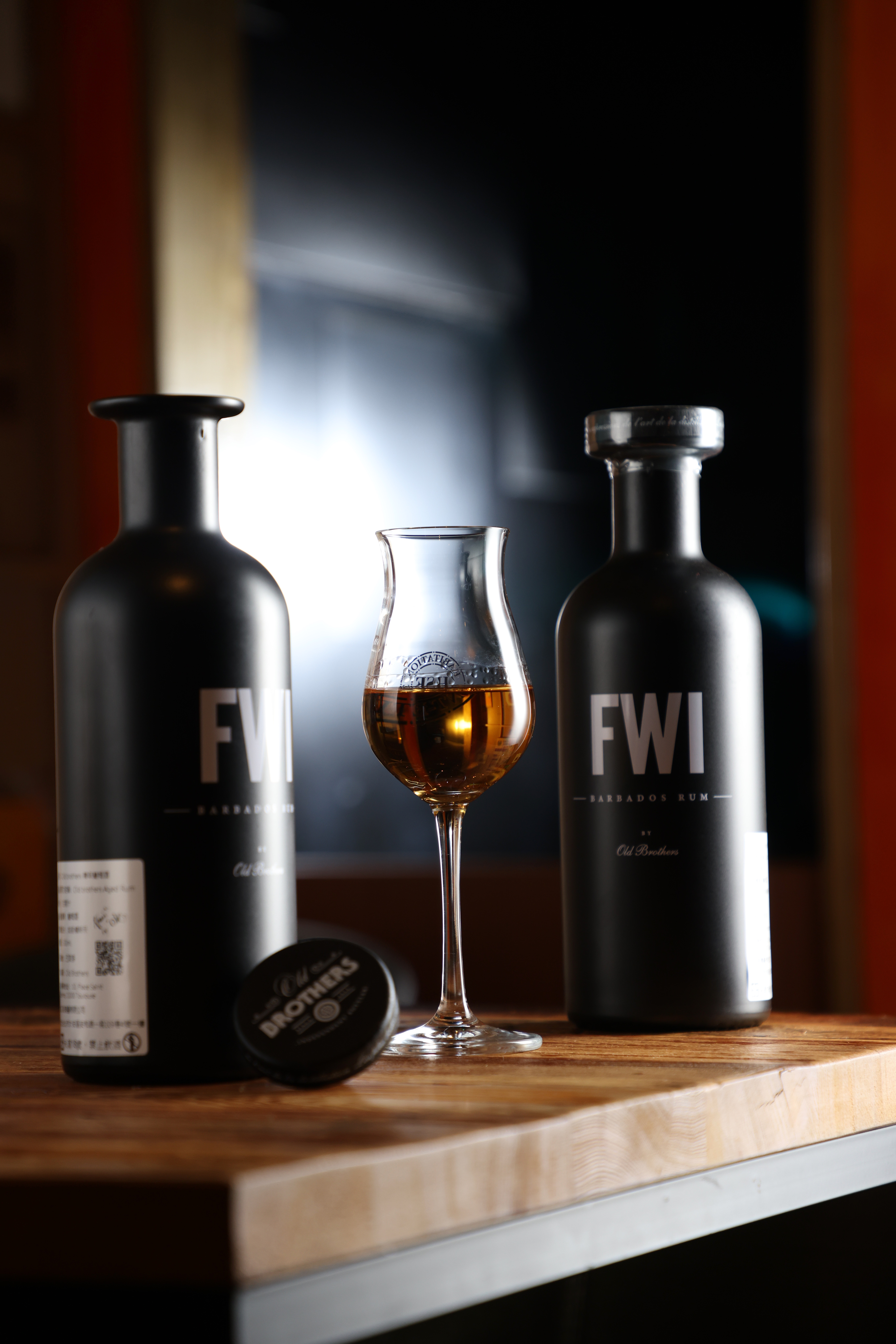 喝一口外型高冷的「Old Brothers FWI batch 2」,西米露的甜品感會在舌上現蹤。(500元/杯、3,700元/瓶)