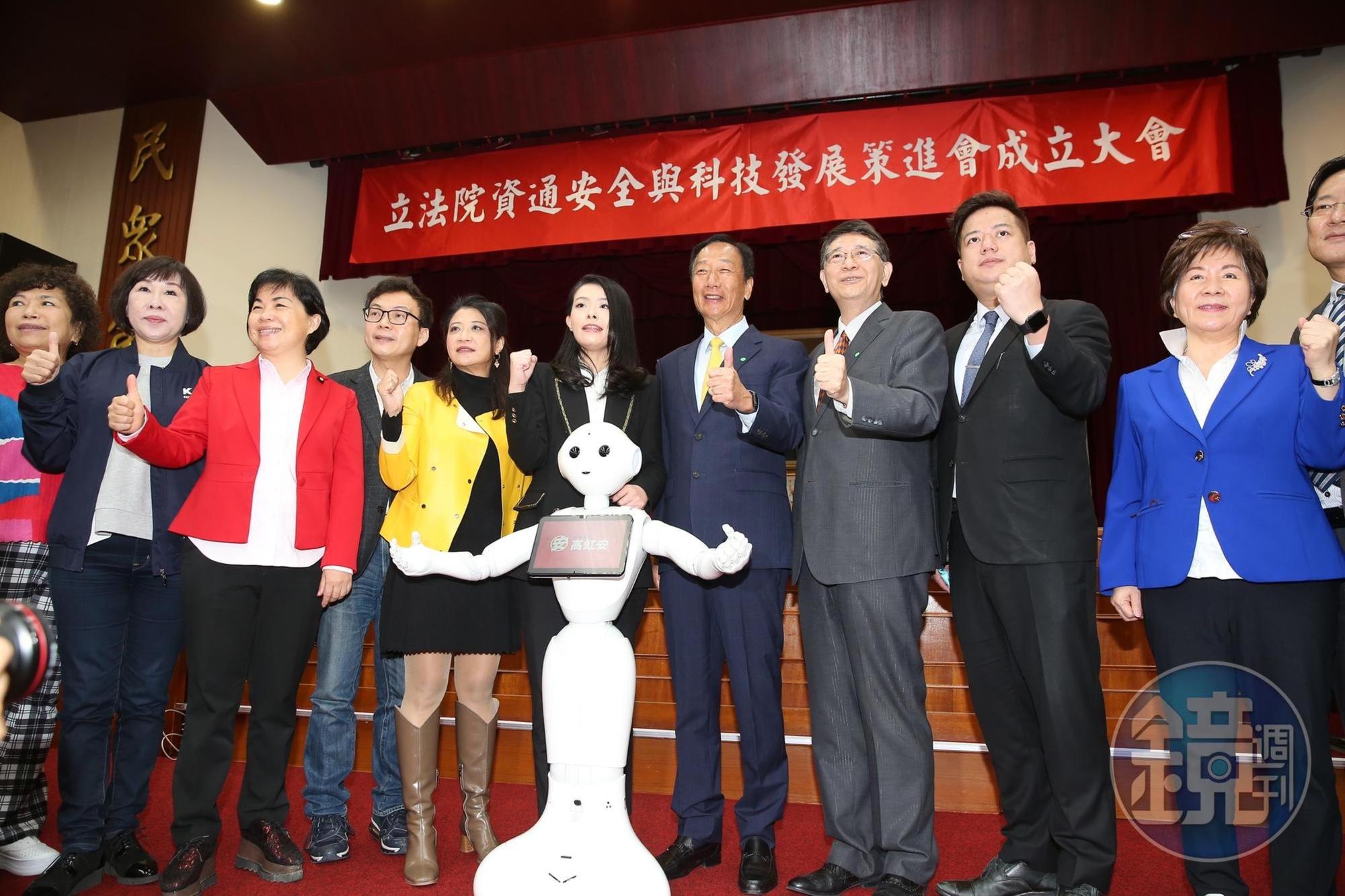 鴻海創辦人郭台銘在立委高虹安陪同下現身立法院,出席跨黨派「資通安全與科技發展策進會」成立大會。