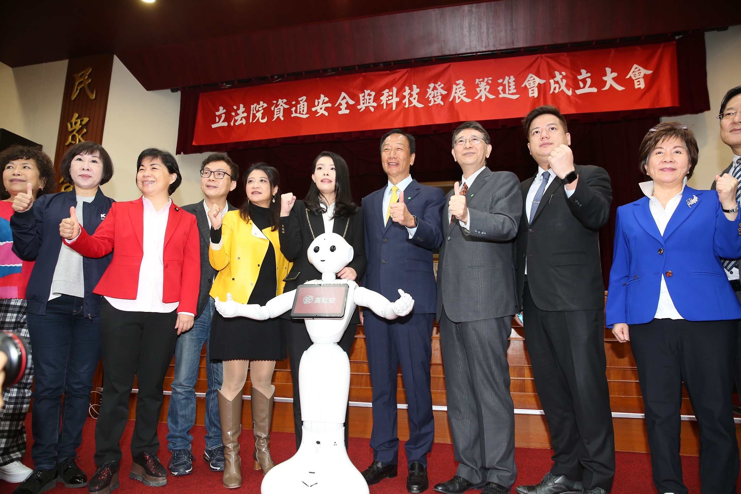 鴻海創辦人郭台銘在立委高虹安陪同下現身立法院，出席跨黨派「資通安全與科技發展策進會」成立大會。