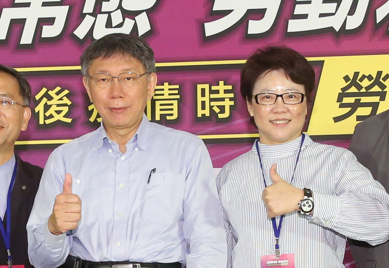 北市勞動局長陳信瑜（右）被爆行政不中立，柯文哲（左）表示已送政風處調查。（本刊資料照）