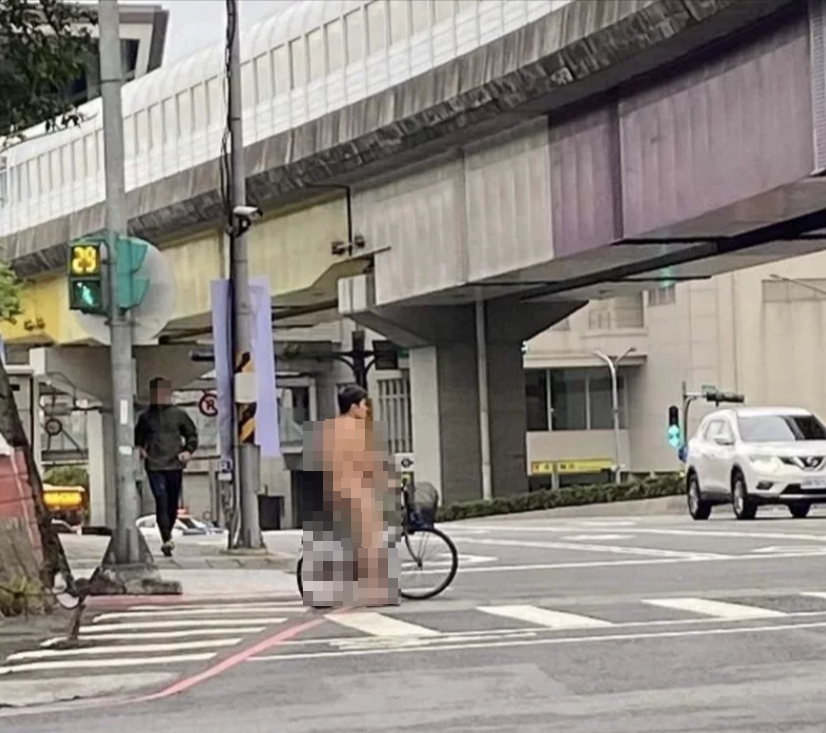 新北市中和區昨(24日)下午驚見一名遛鳥俠騎單車出現街頭。(翻攝我是中和人臉書)