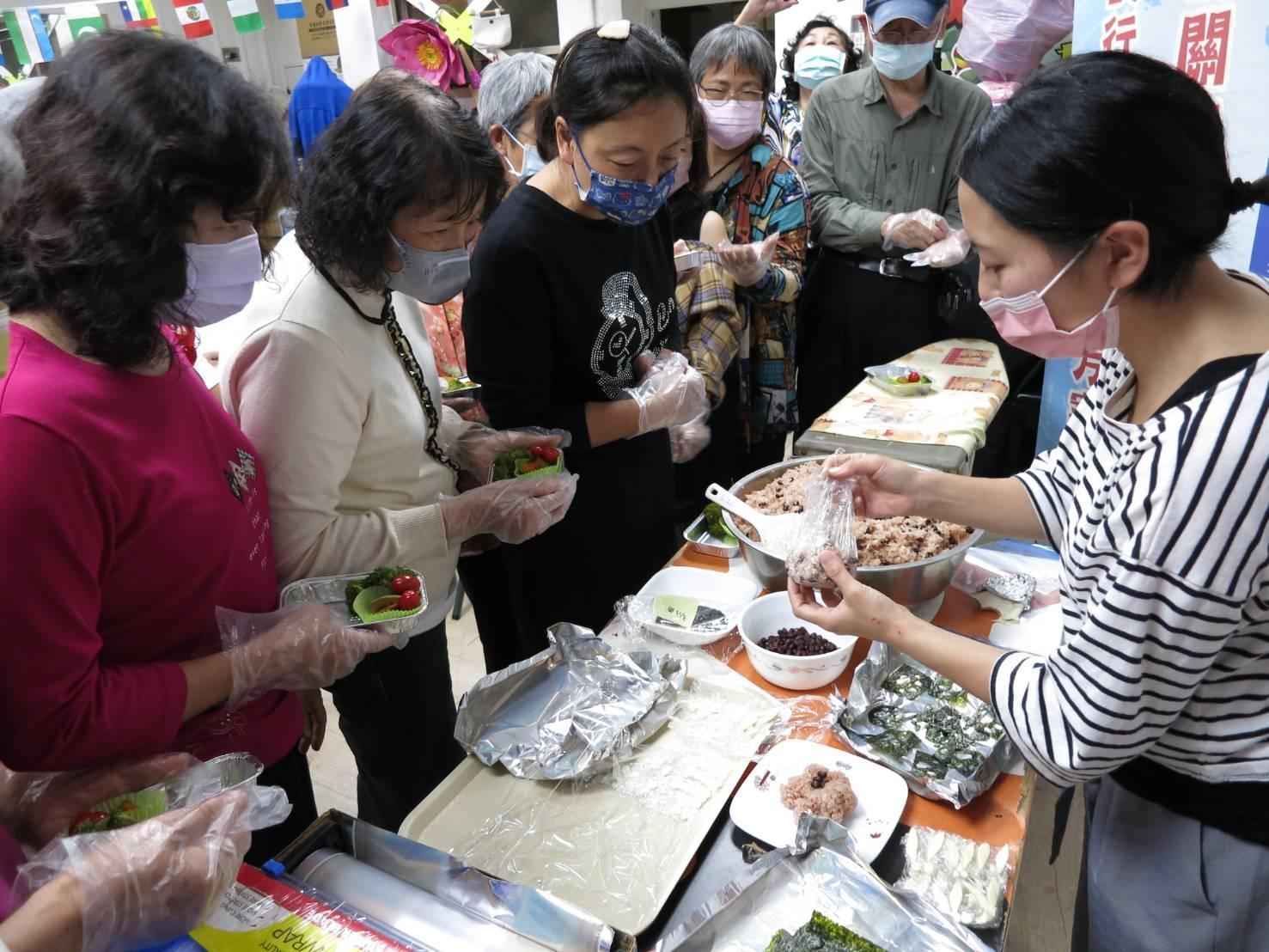 日本新住民中辻小緒里現場教學如何捏製卡哇伊紅豆飯糰。（移民署提供）