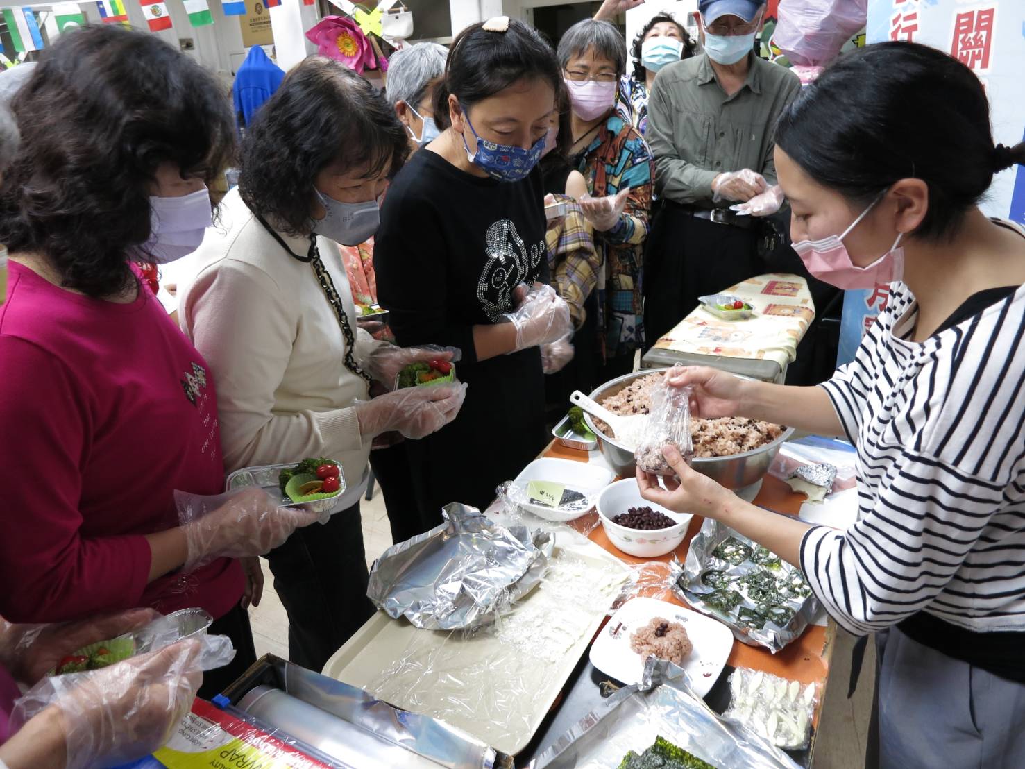 日本新住民中辻小緒里現場教學如何捏製卡哇伊紅豆飯糰。（移民署提供）
