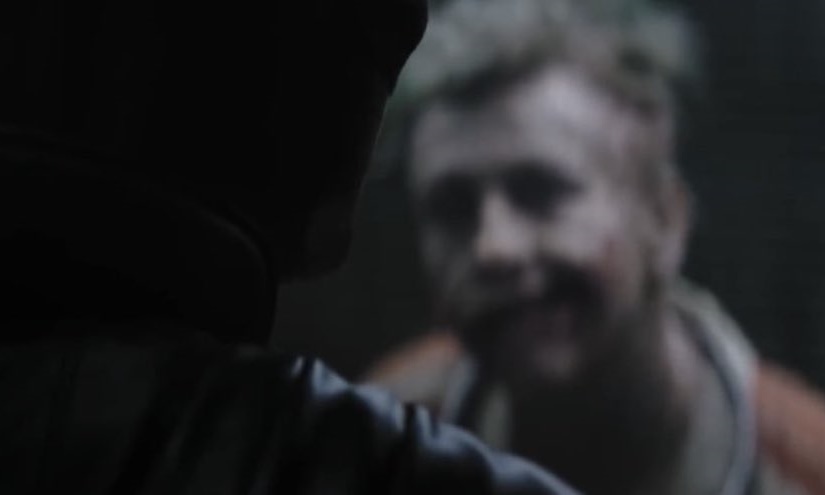 華納兄弟今天釋出新版《蝙蝠俠》電影刪減片段，揭曉反派小丑真面。（翻攝自Warner Bros. Pictures YT頻道）