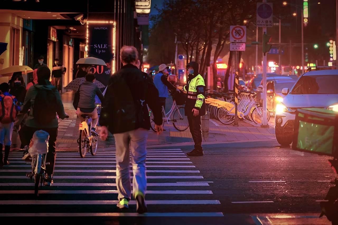 台北市警局針對車輛不停讓行人等違規駕駛行為全面加強執法。（警方提供）
