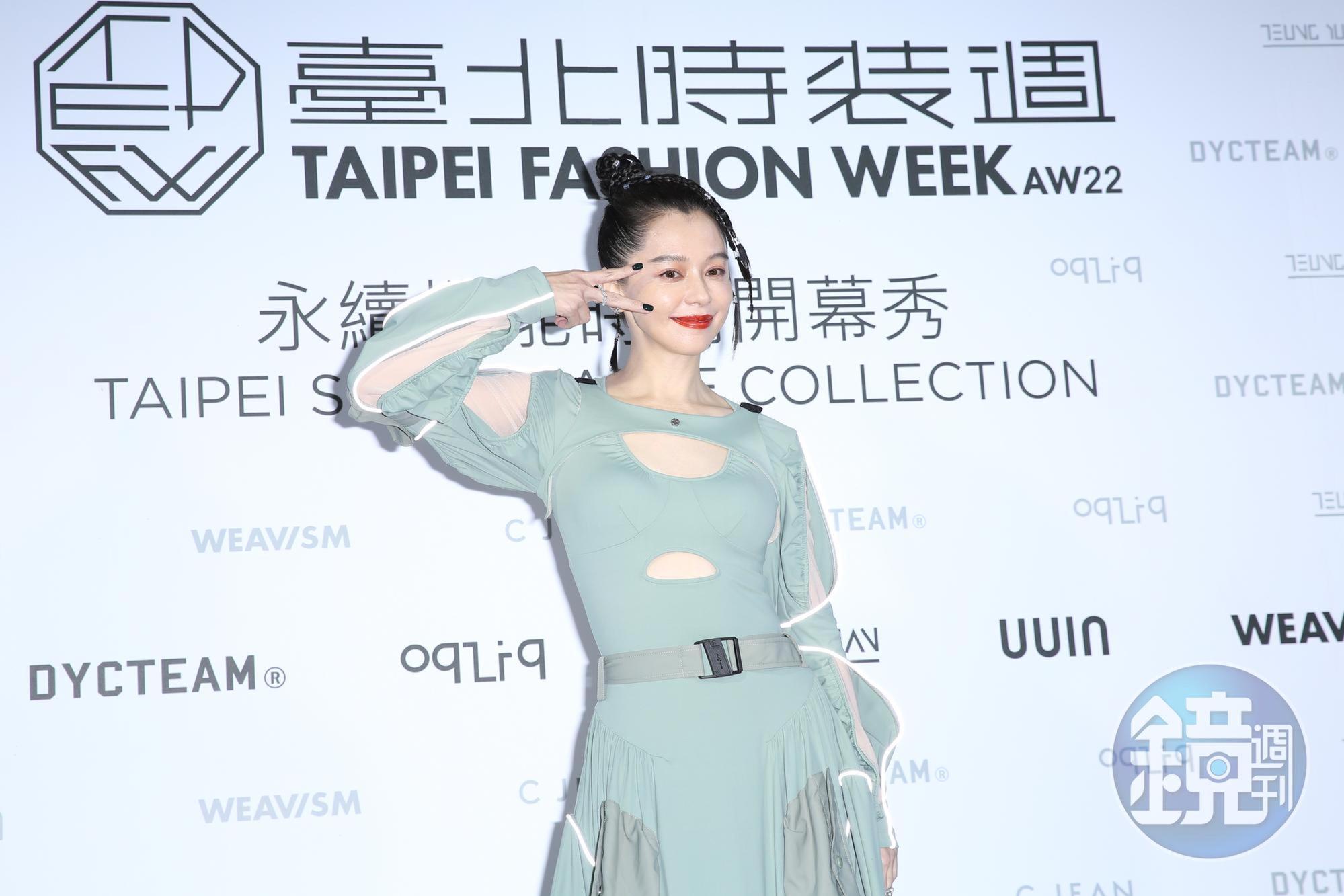 徐若瑄衰捲「蕾宏之戰」,返台後出席台北時裝週開幕,心情不錯。