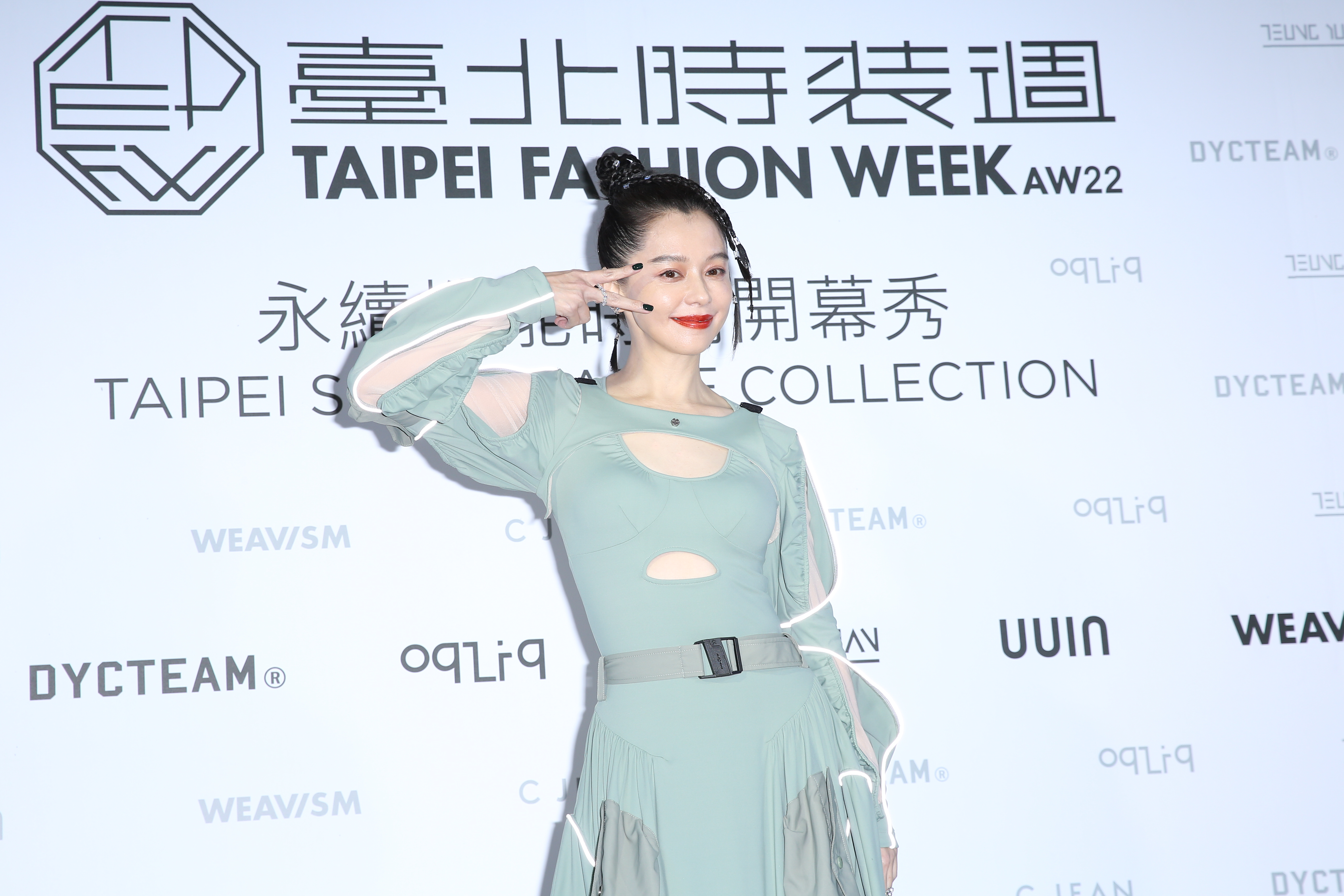 徐若瑄衰捲「蕾宏之戰」，返台後出席台北時裝週開幕，心情不錯。