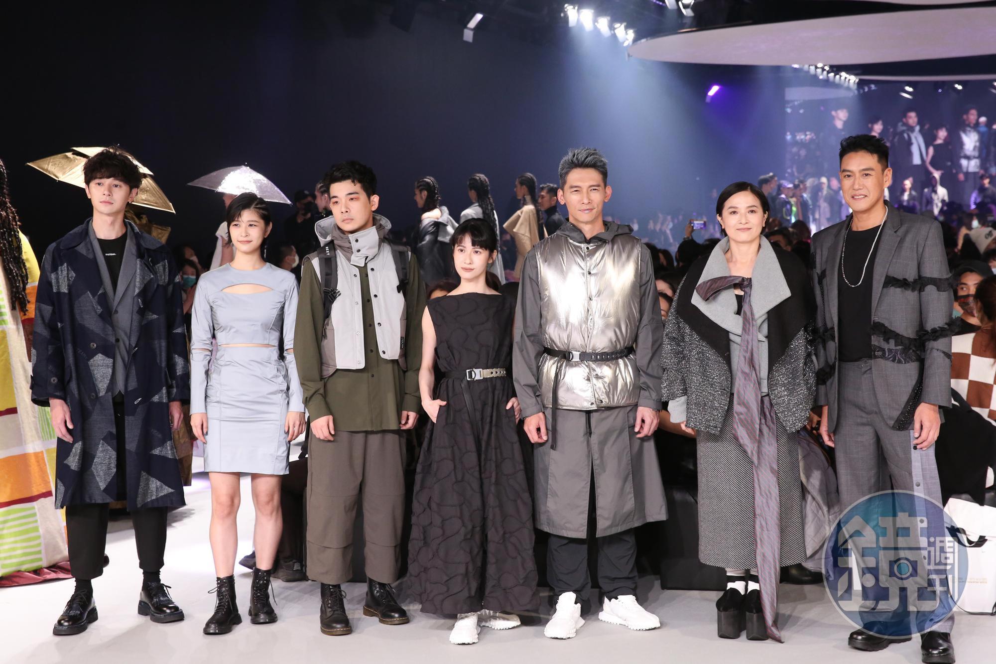 張軒睿(左起)、江宜蓉、胡瑋杰、連俞涵、溫昇豪、謝瓊煖、加賀美智久,參加台北時裝週開幕秀。
